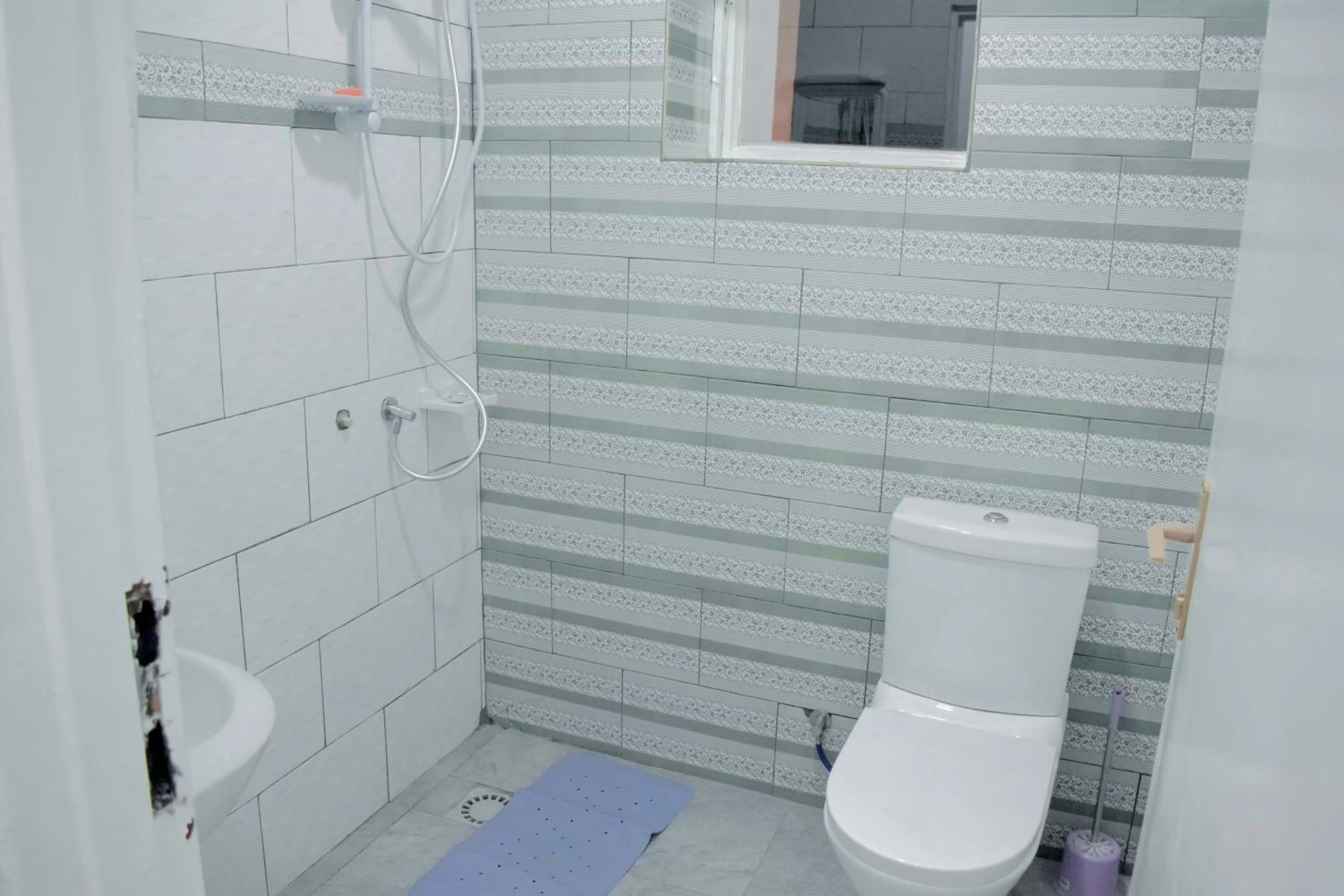 Shower in INZOZI AFRICA HOUSE B&B-Gishushu