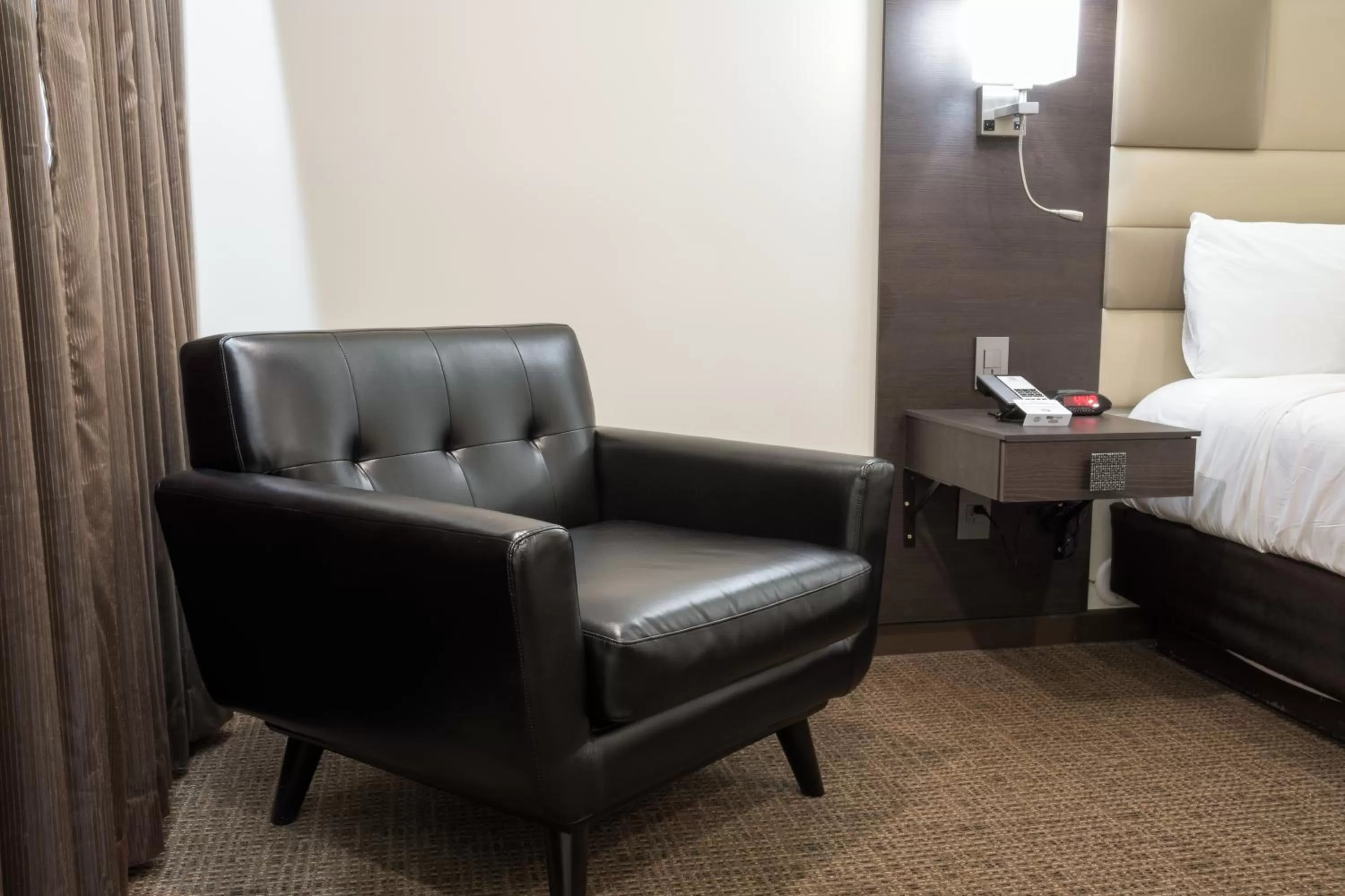 Seating area, Bed in Hotel Xilo Glendale