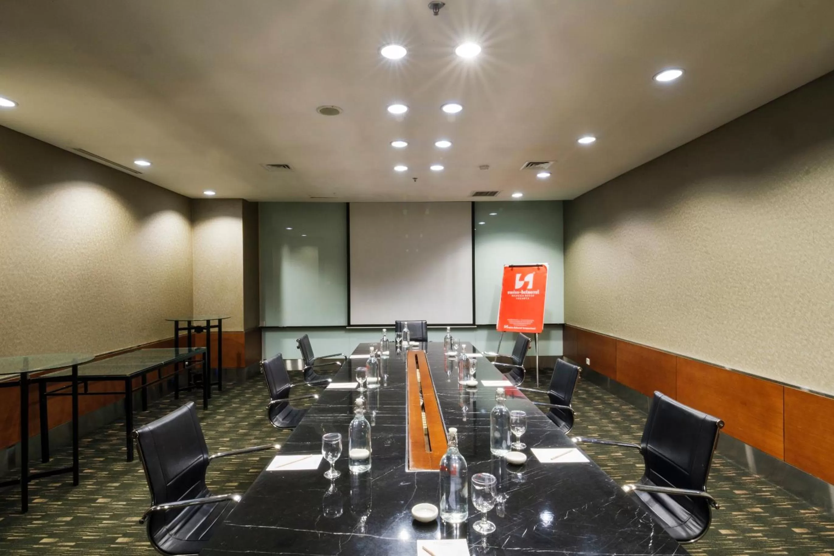 Meeting/conference room in Swiss-Belhotel Mangga Besar