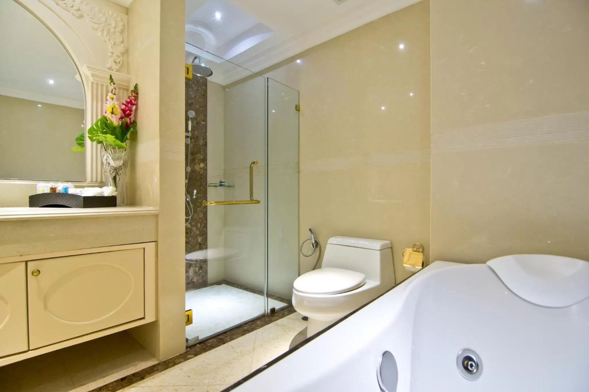 Toilet in LK The Empress