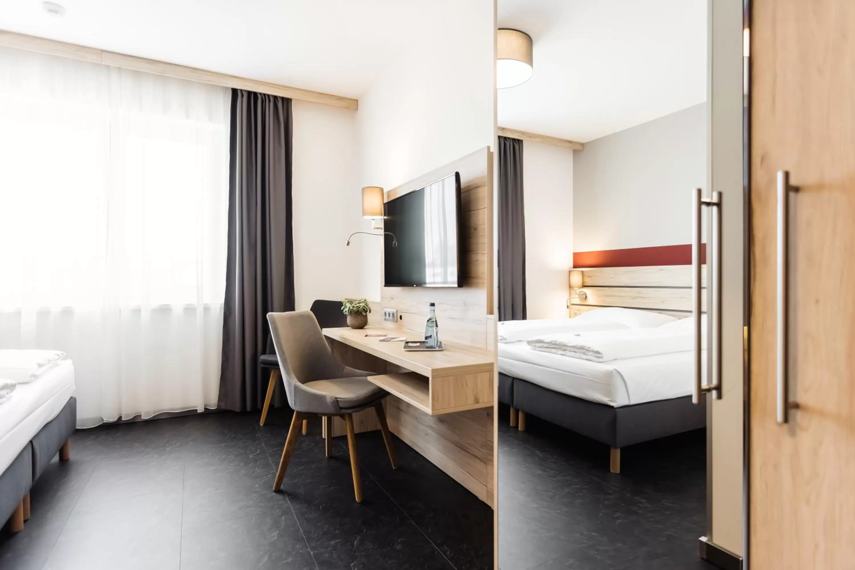 Staff, Bed in Hotel Smart Liv'in