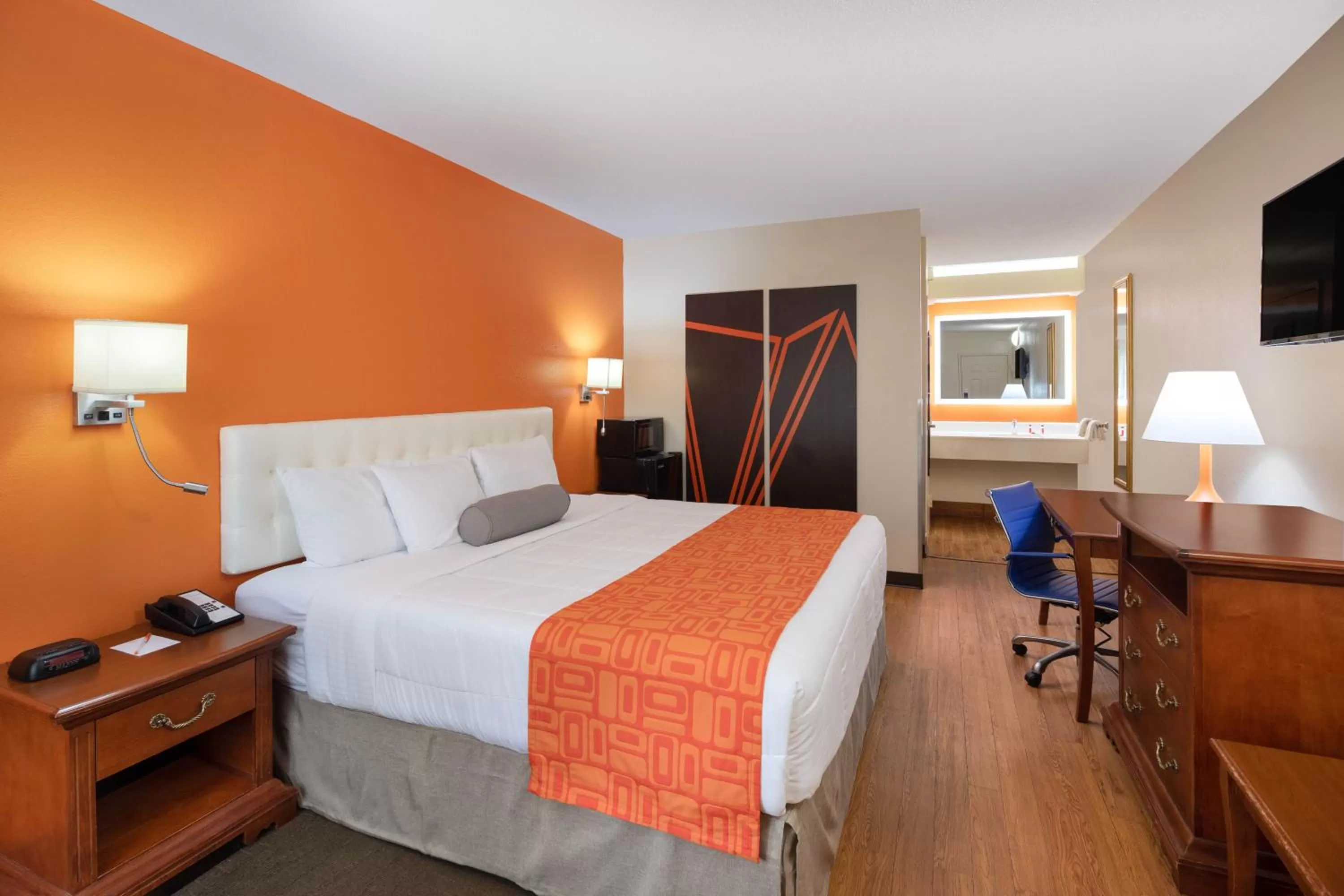 Photo of the whole room, Bed in Howard Johnson by Wyndham Savannah GA