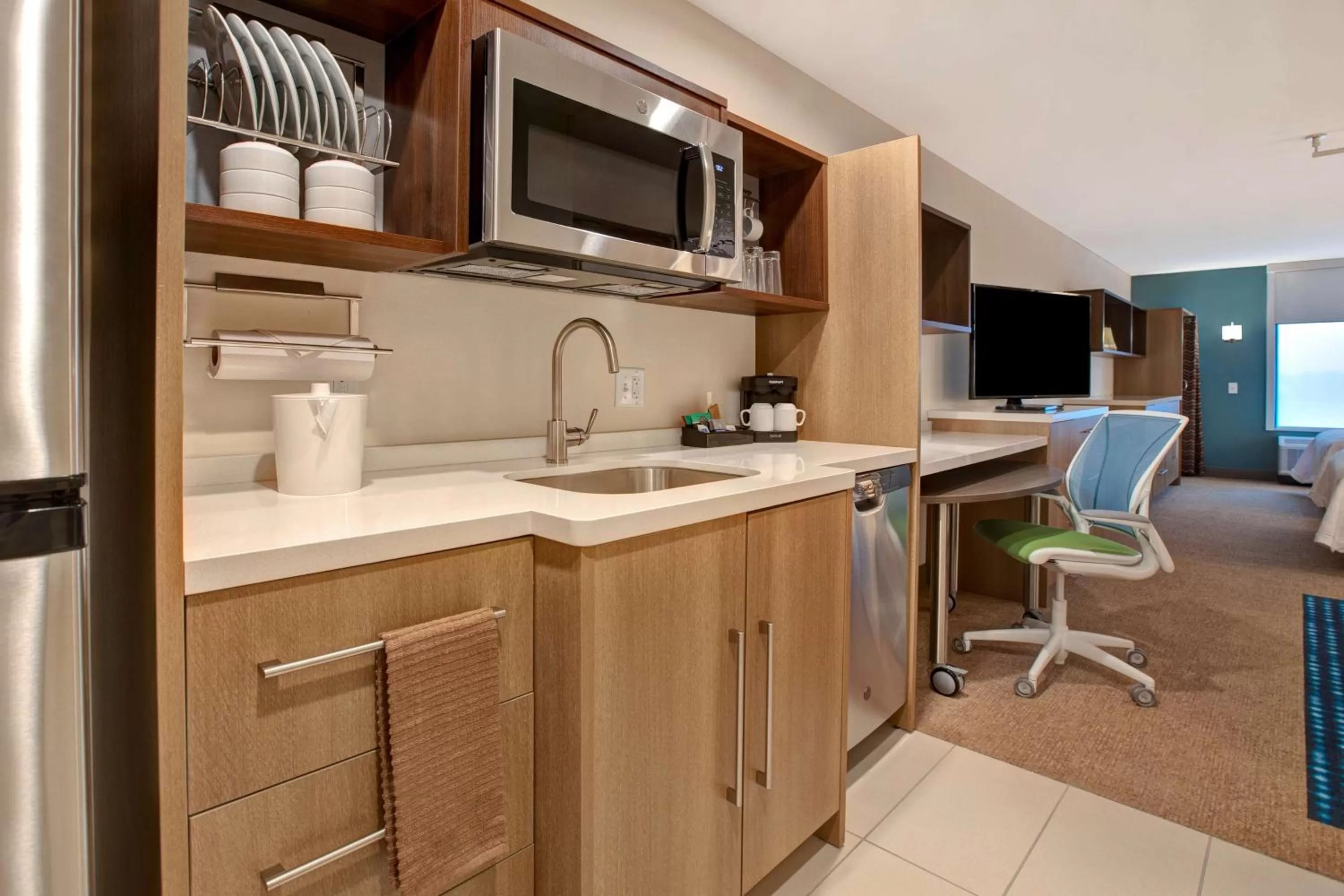 Kitchen or kitchenette in Home2 Suites By Hilton Loves Park Rockford