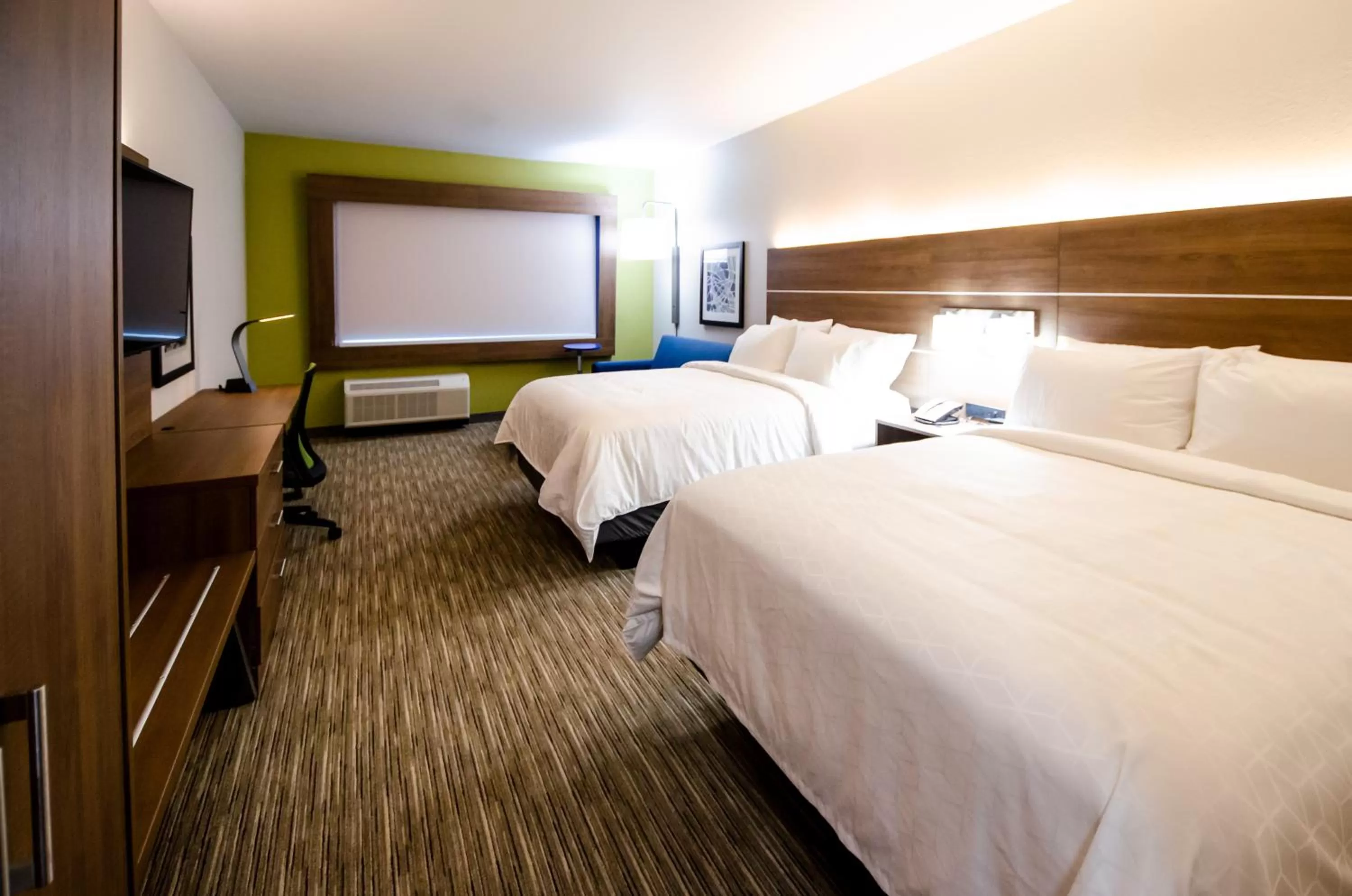 Photo of the whole room, Bed in Holiday Inn Express & Suites Taylor by IHG