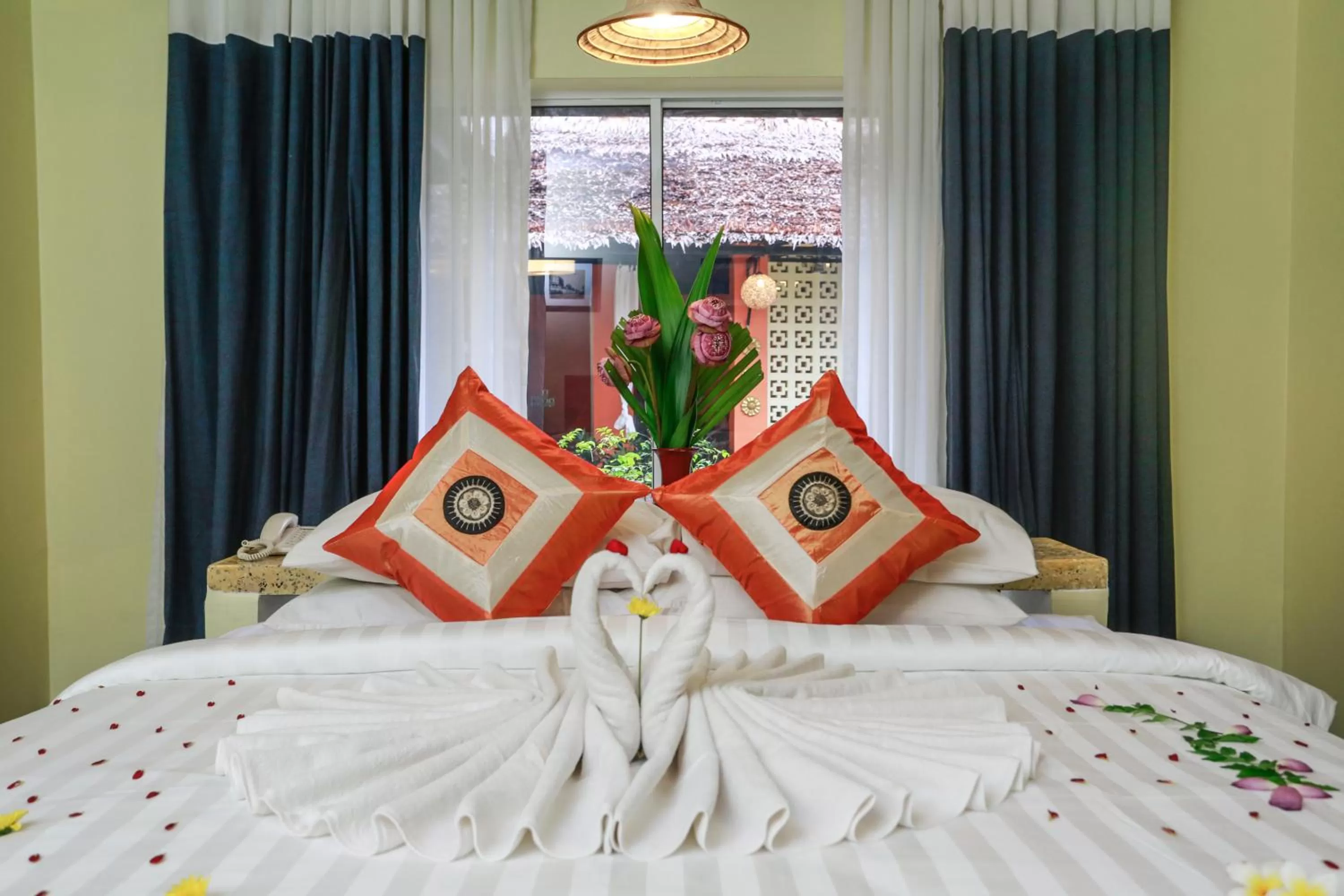 Deluxe King Room with Balcony - Free Pick Up in Home Indochine d'Angkor Hotel