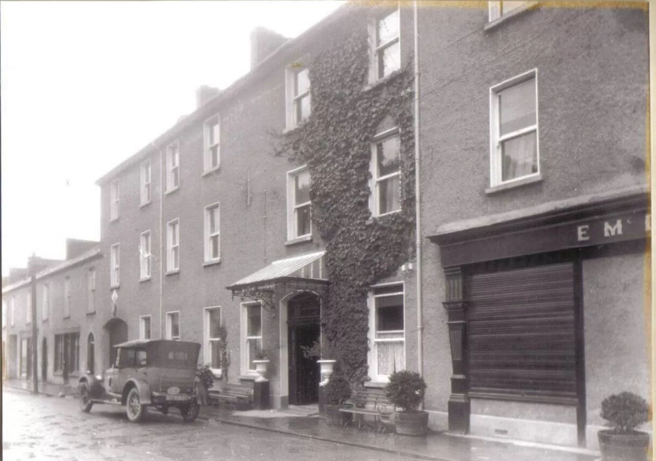 Facade/entrance in Bush Hotel