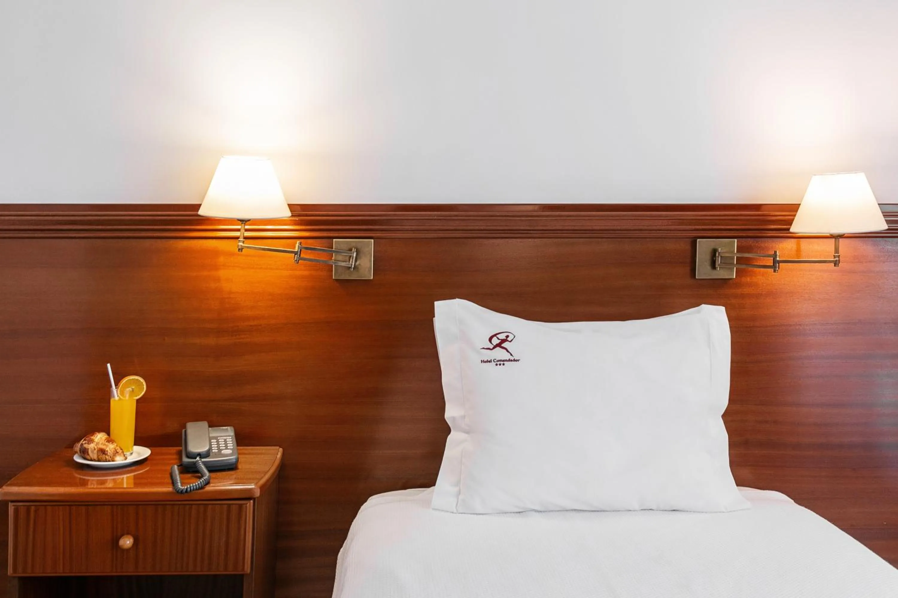 Bed in Hotel Comendador