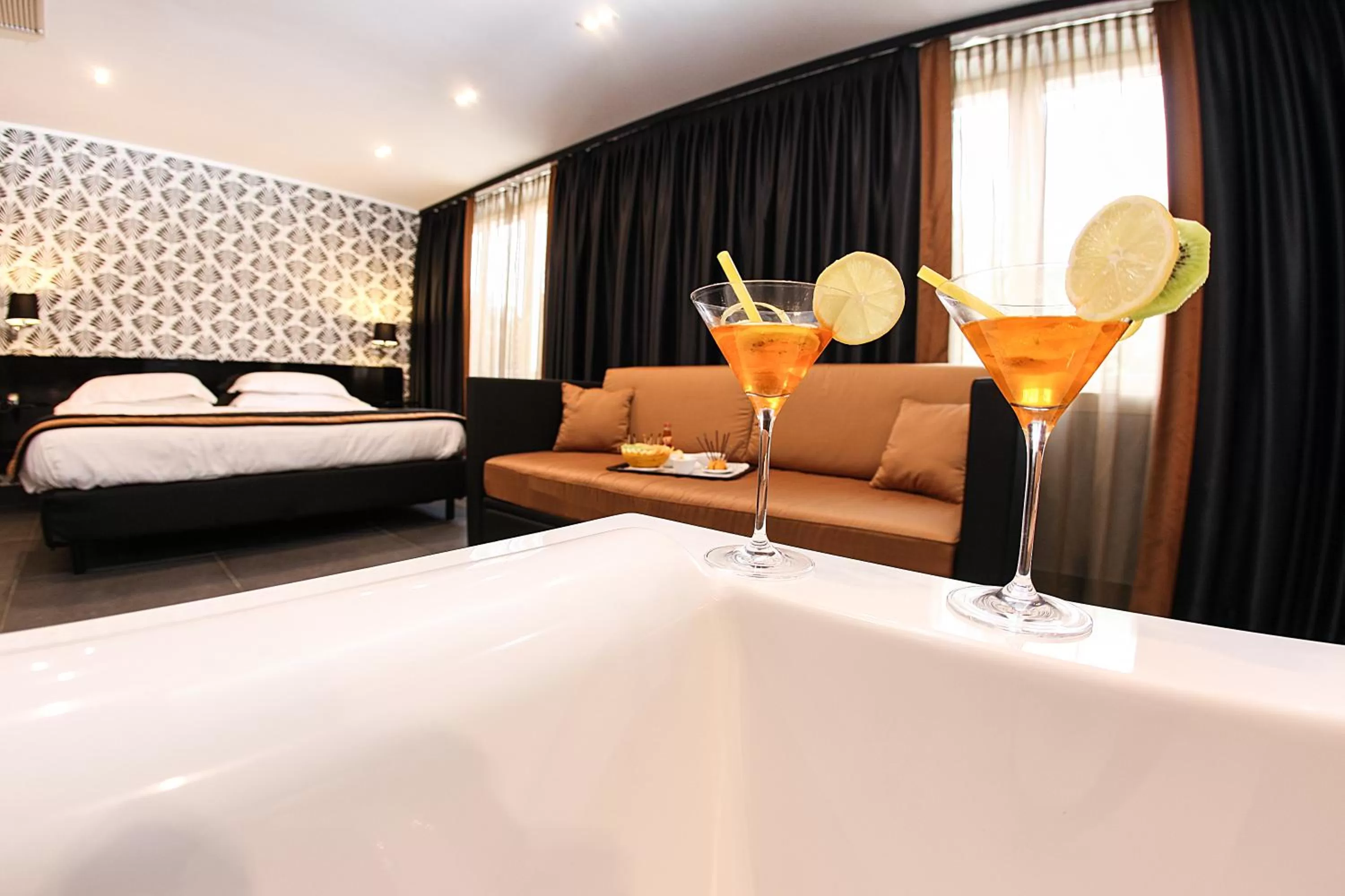 Hot Tub, Bed in Best Western JFK Hotel