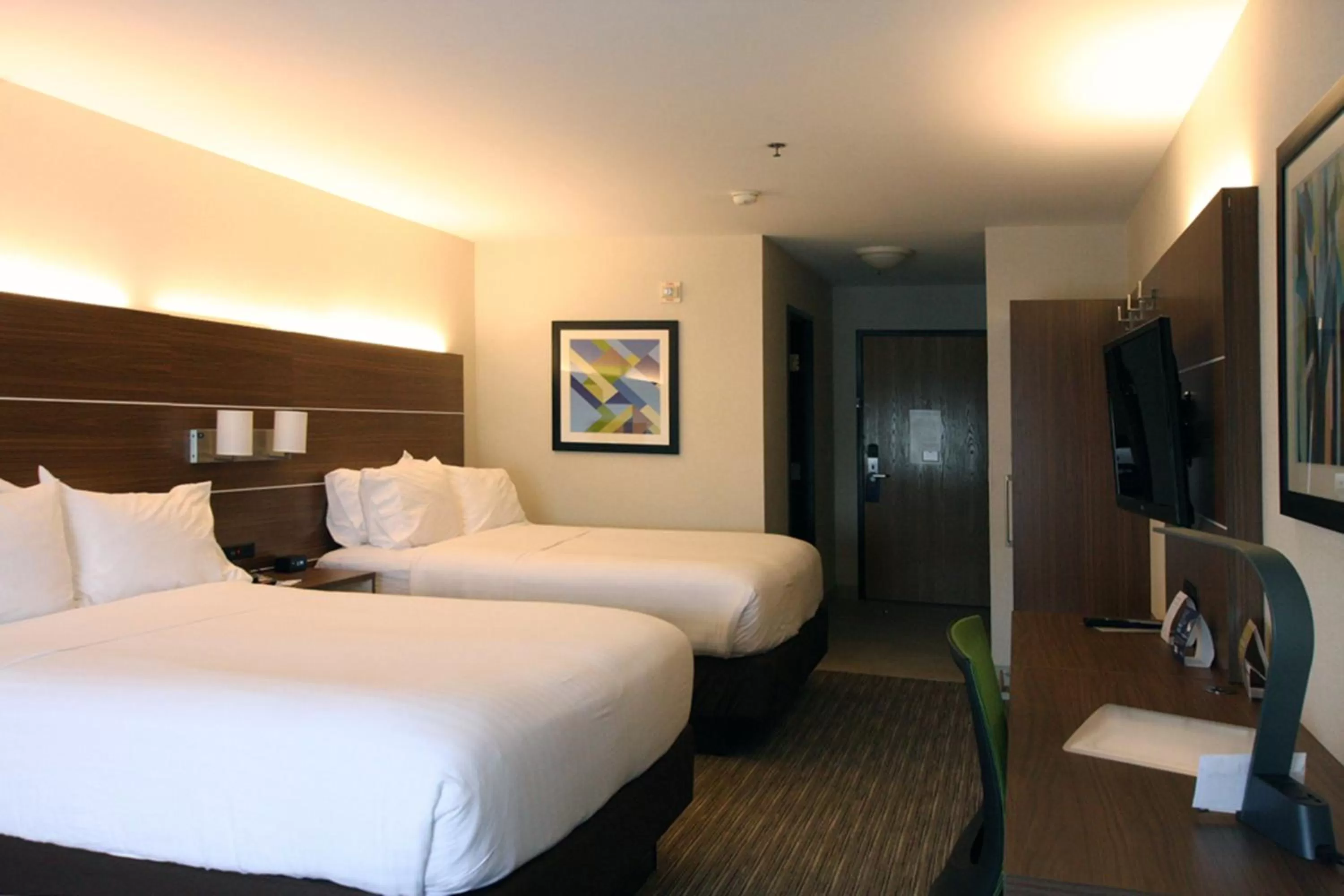 Photo of the whole room, Bed in Holiday Inn Express Branford-New Haven by IHG