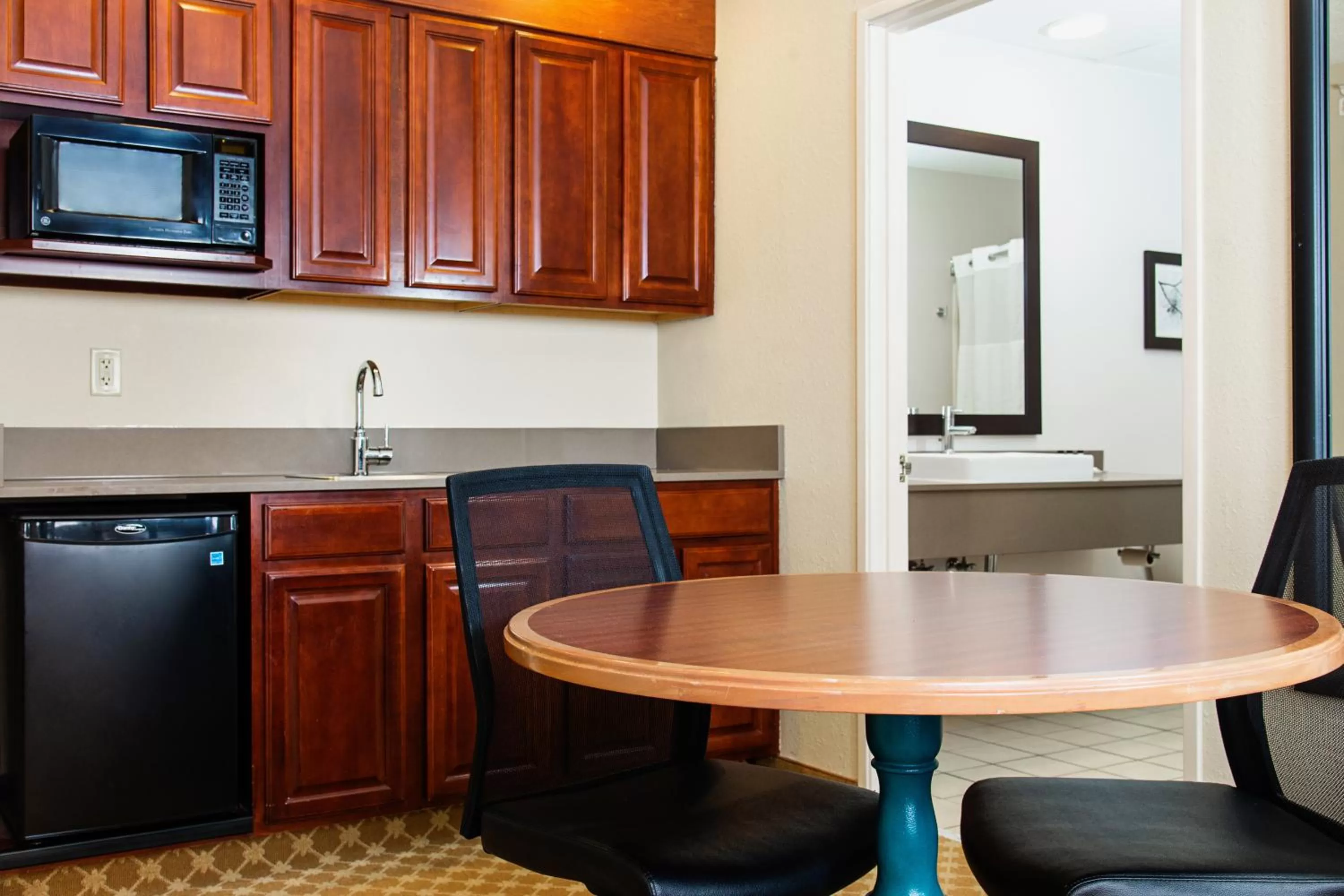 Kitchen or kitchenette in Country Inn & Suites by Radisson, Milwaukee West Brookfield , WI