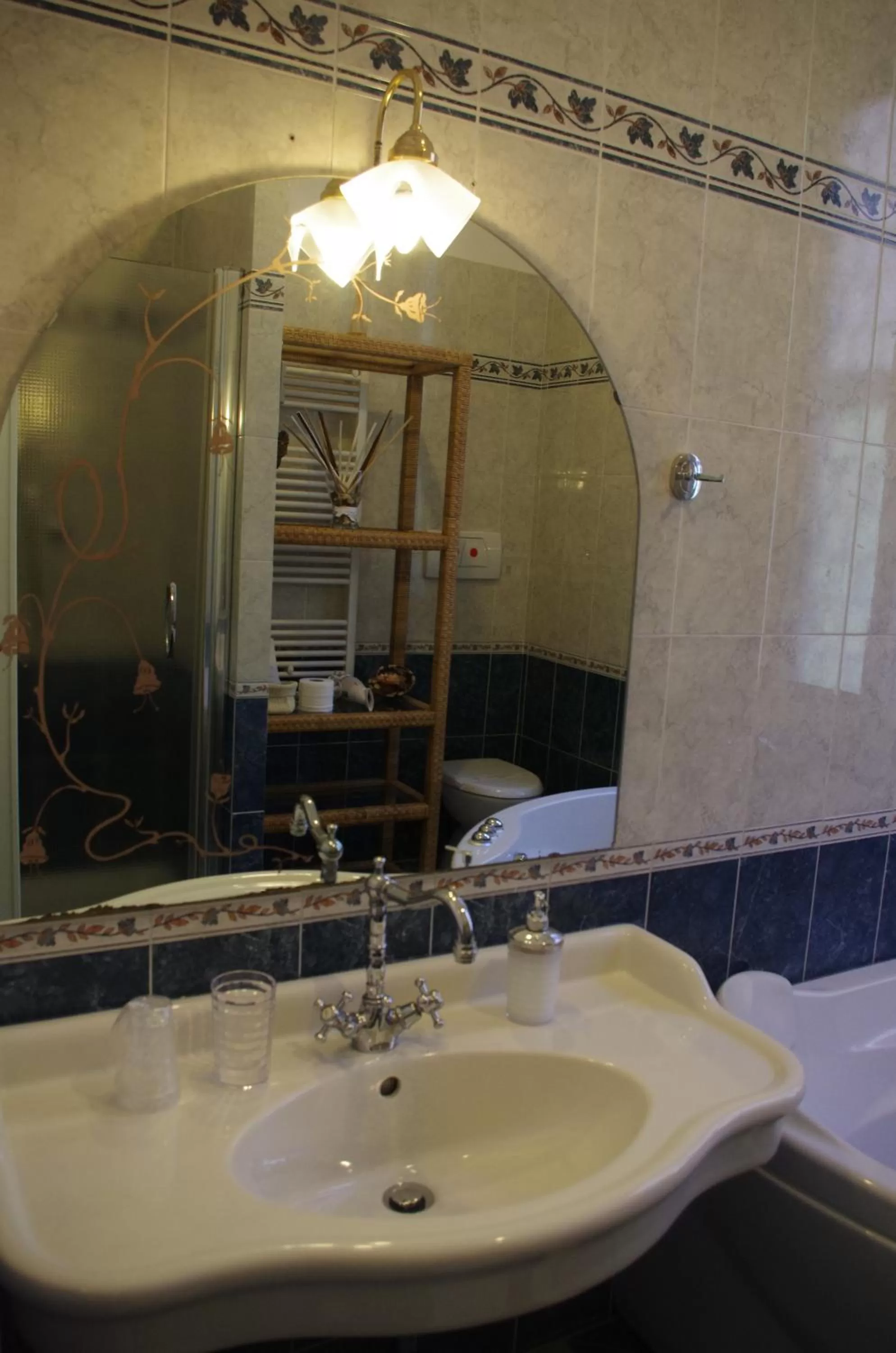 Bathroom in Tucci's Roma Guest House