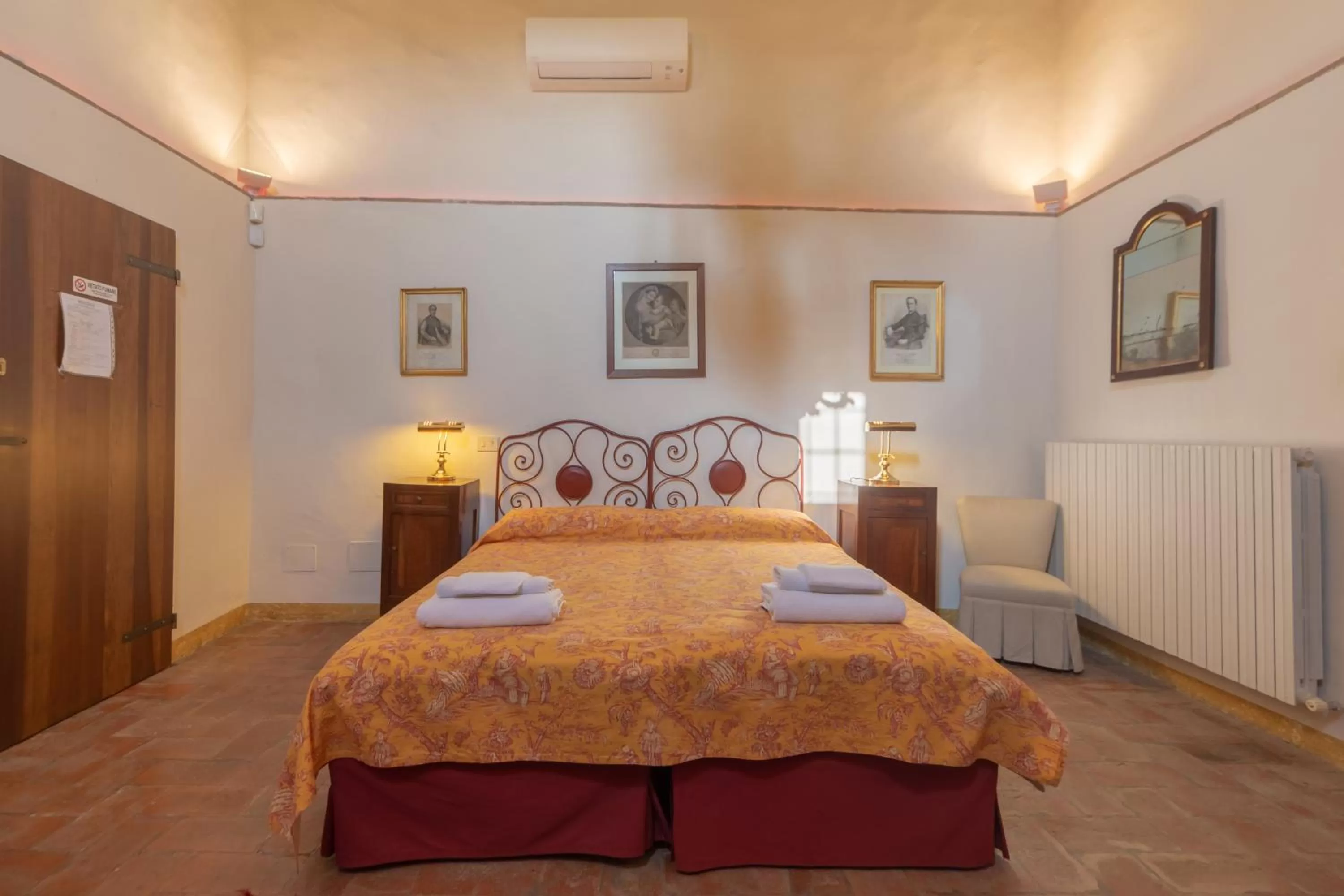 Bed in BolognaRoomscom - Ca' Palazzo