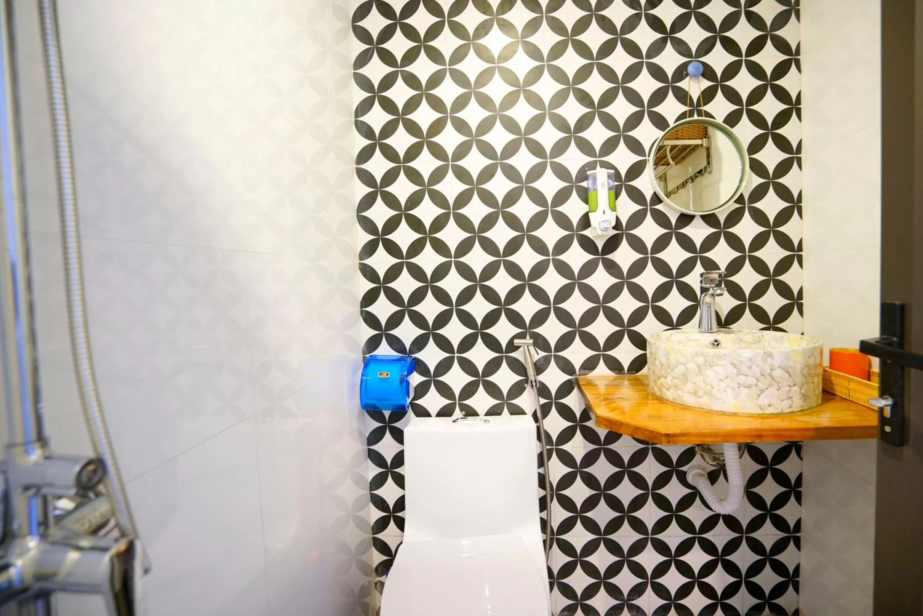 Bathroom in Halong bay Almorhome