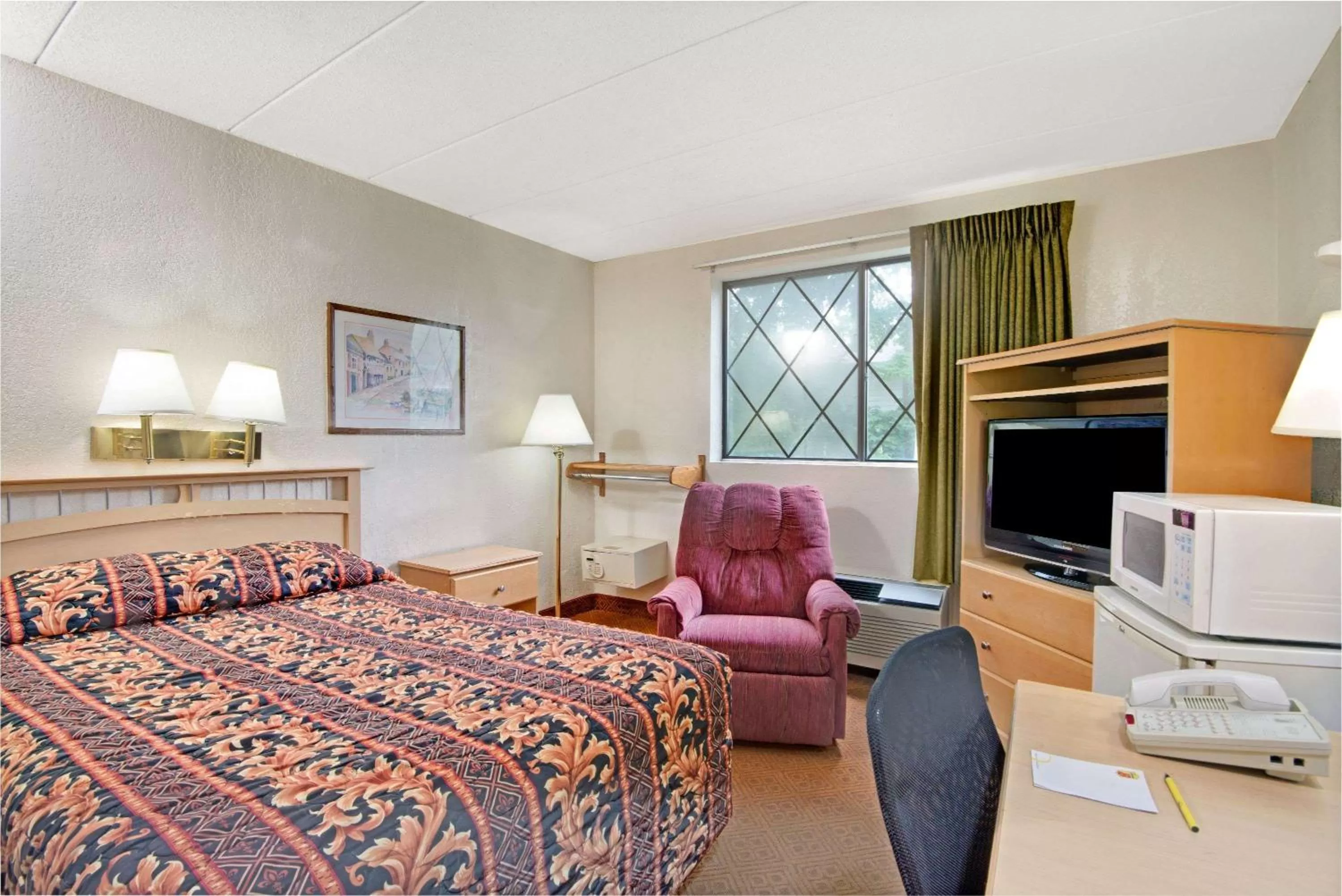 Photo of the whole room, Bed in Super 8 by Wyndham Stamford/New York City Area