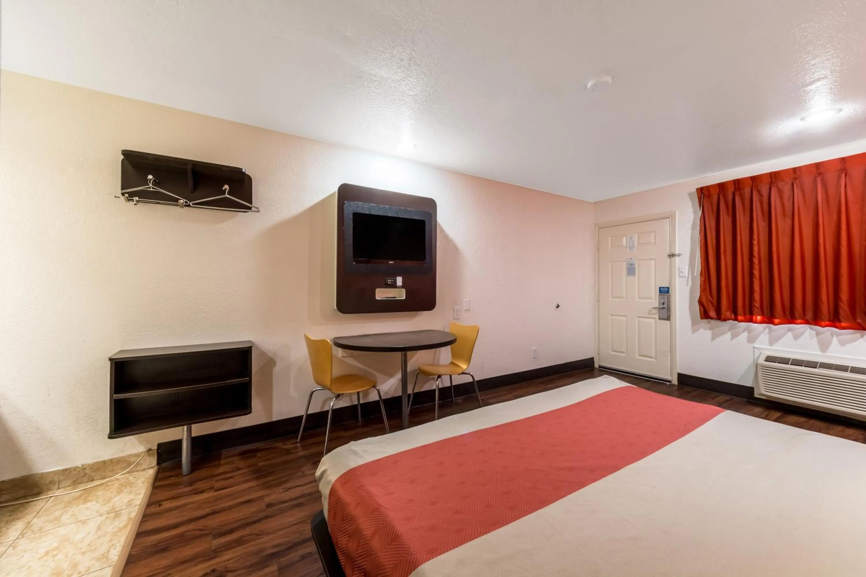 Bedroom, Bed in Motel 6 San Antonio, TX - Frost Bank Center