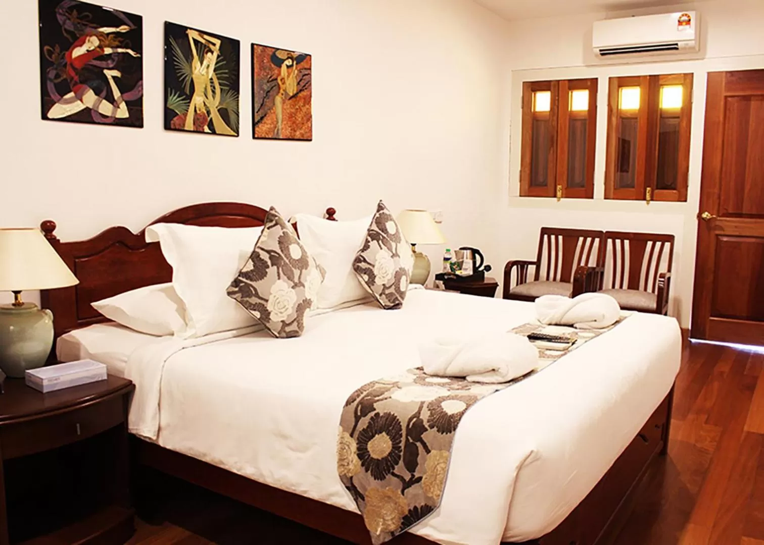 Bed in Heeren Straits Hotel