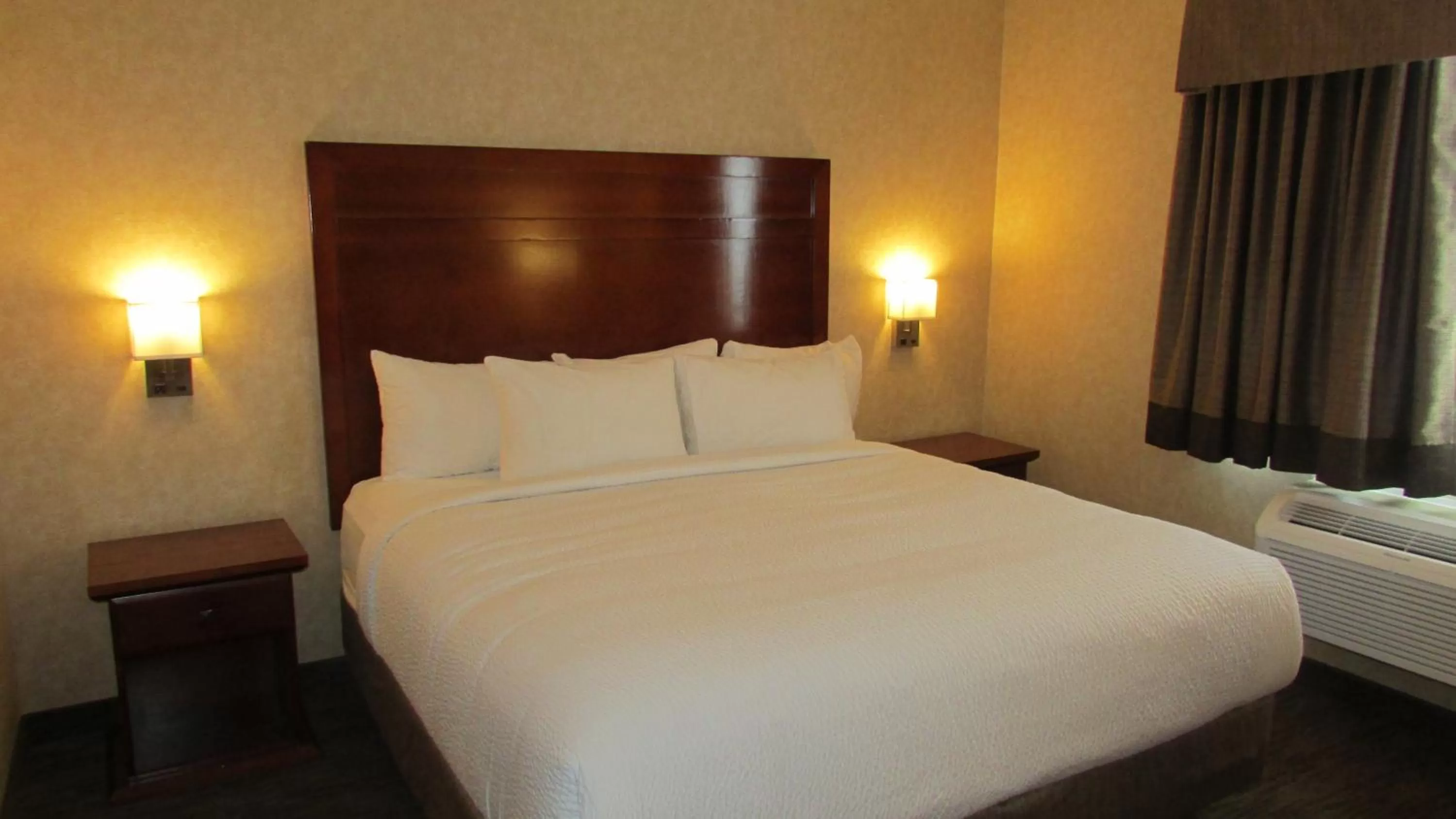 Bed in Days Inn & Suites by Wyndham Brooks