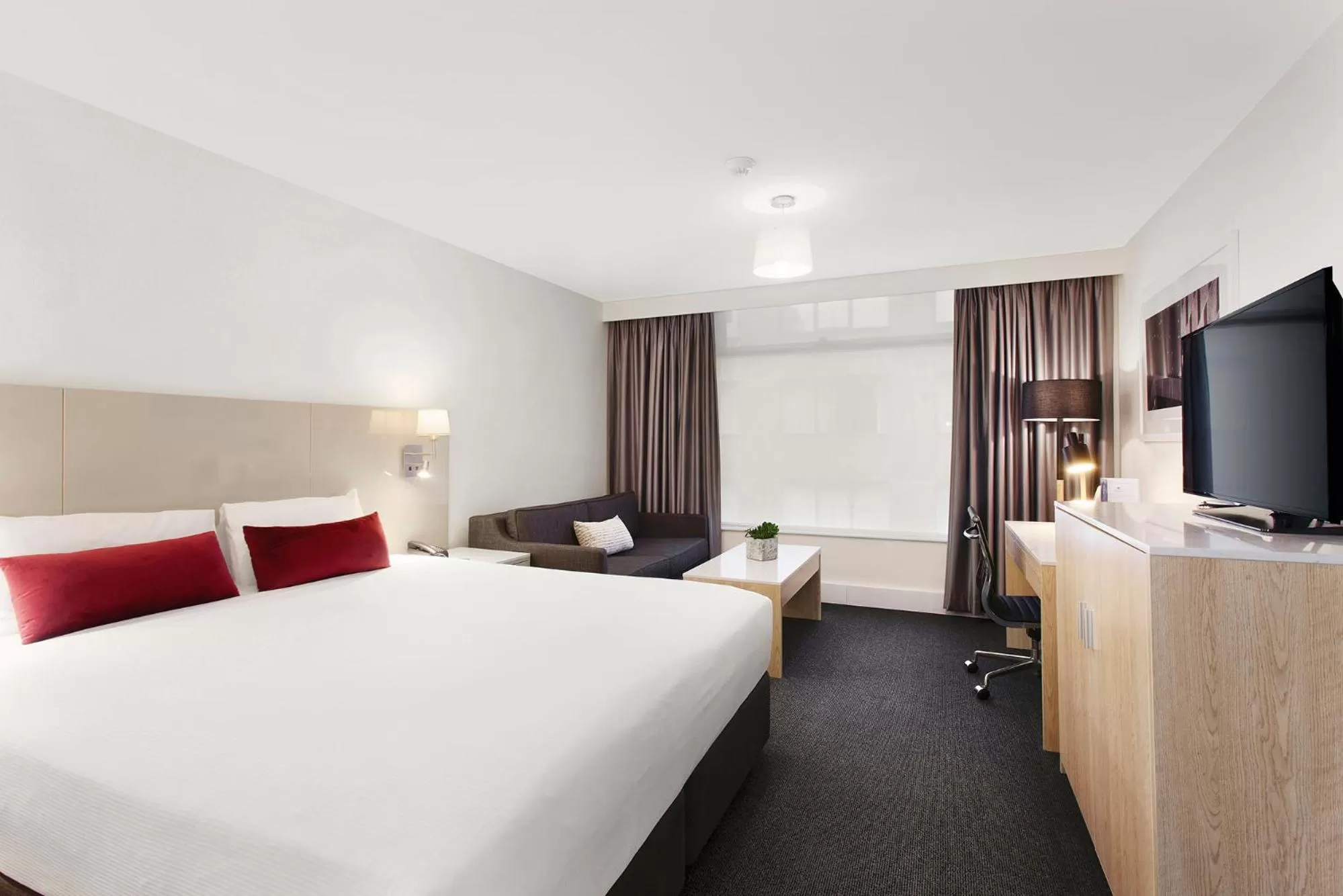 Photo of the whole room, Bed in Mercure Melbourne Albert Park