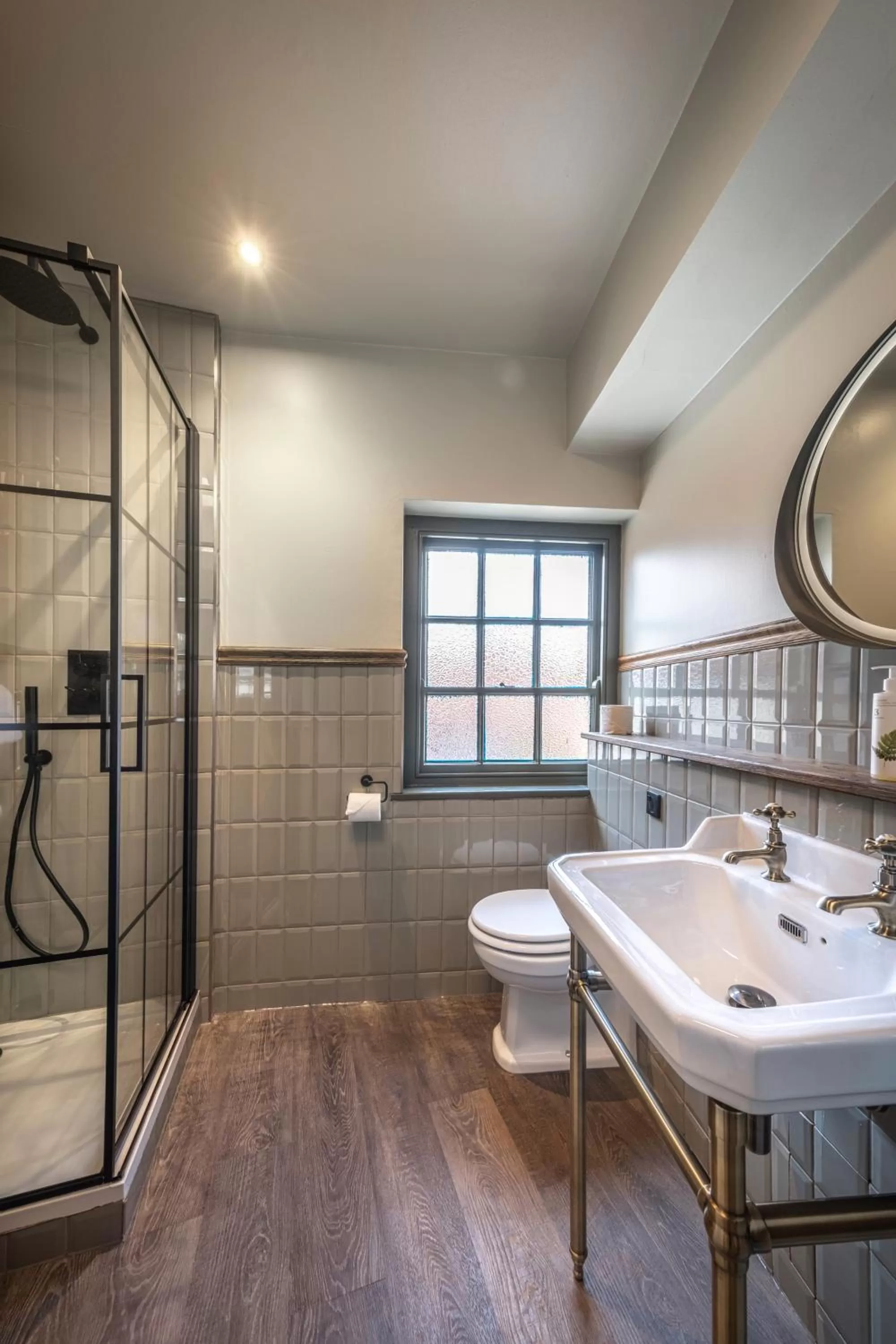 Bathroom in The Feathers Holt