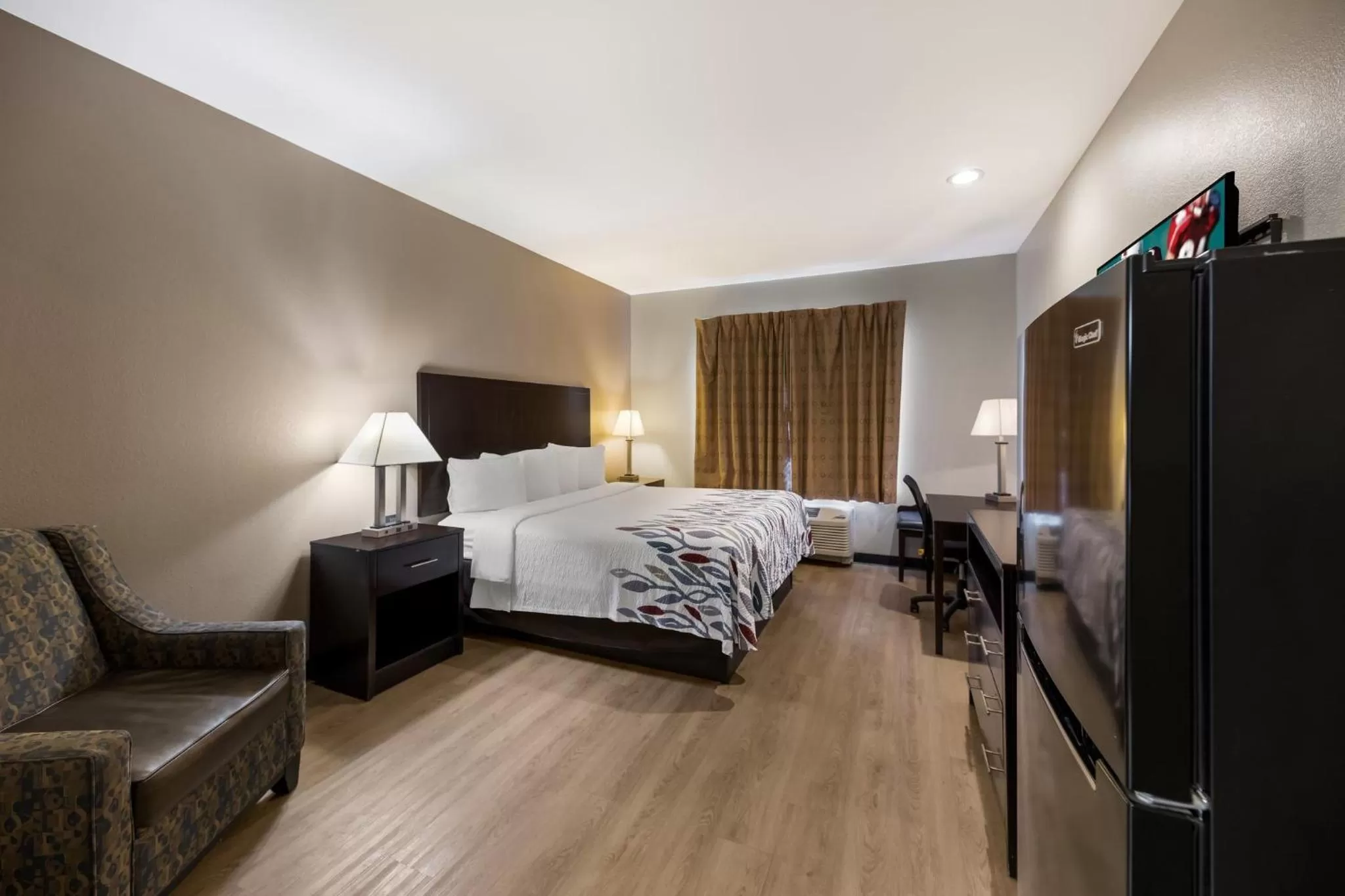 Photo of the whole room, Bed in Red Roof Inn Pecos