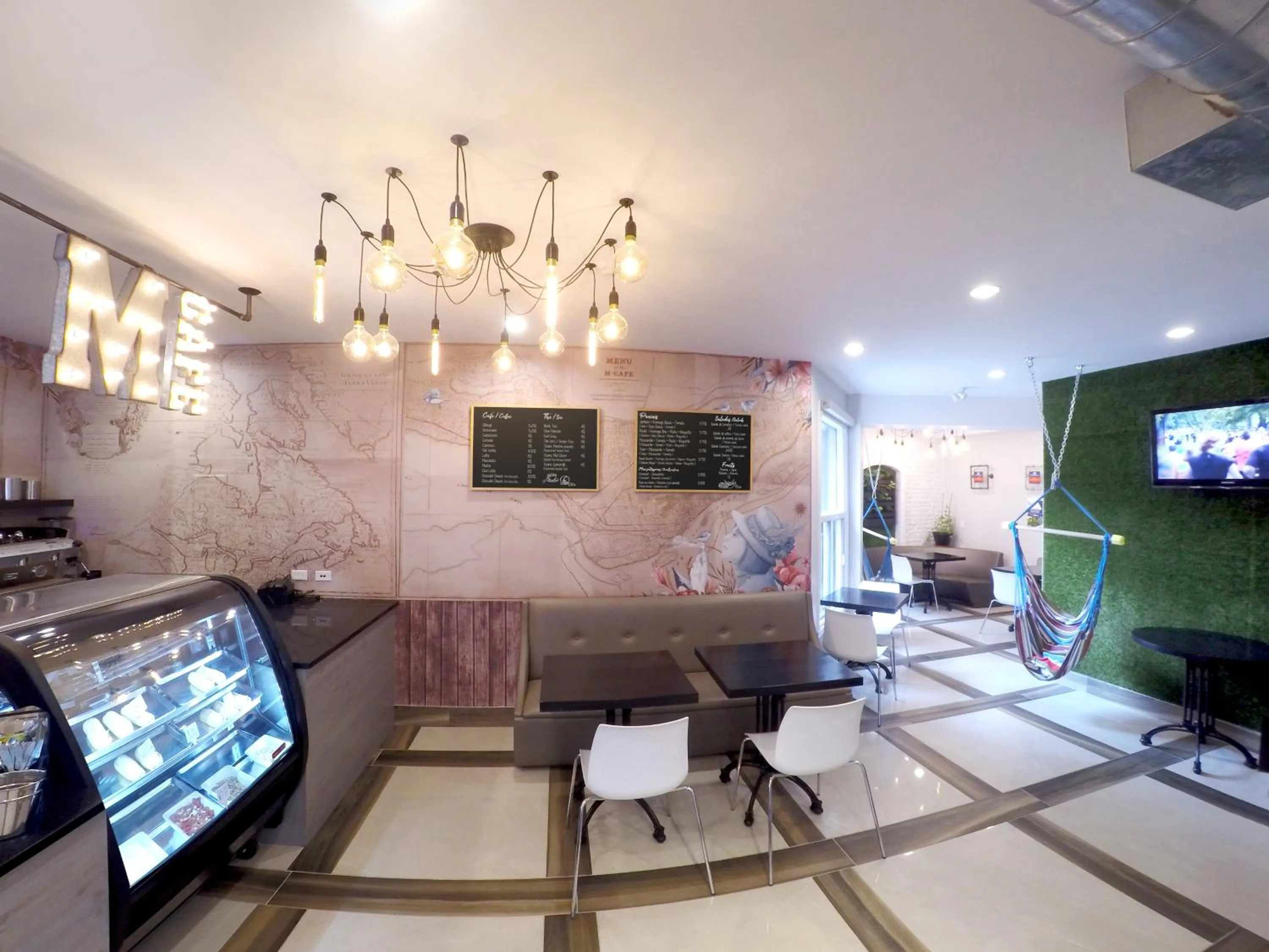 Restaurant/places to eat in M Montreal Hostel