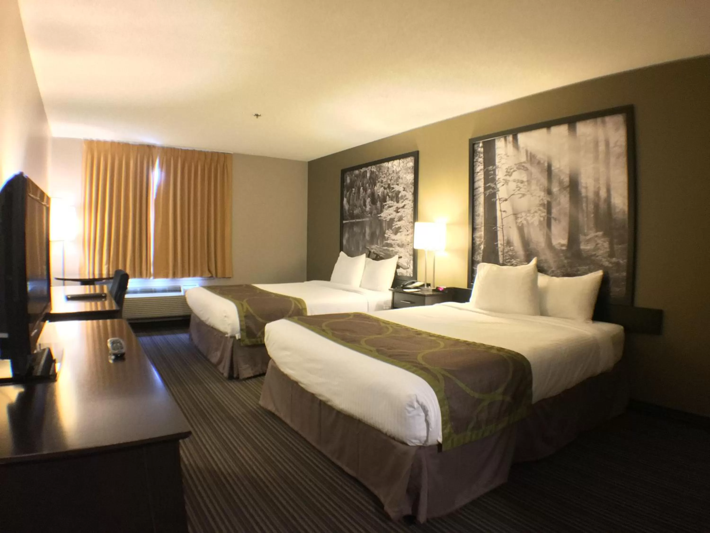 Photo of the whole room, Bed in Super 8 by Wyndham Kapuskasing