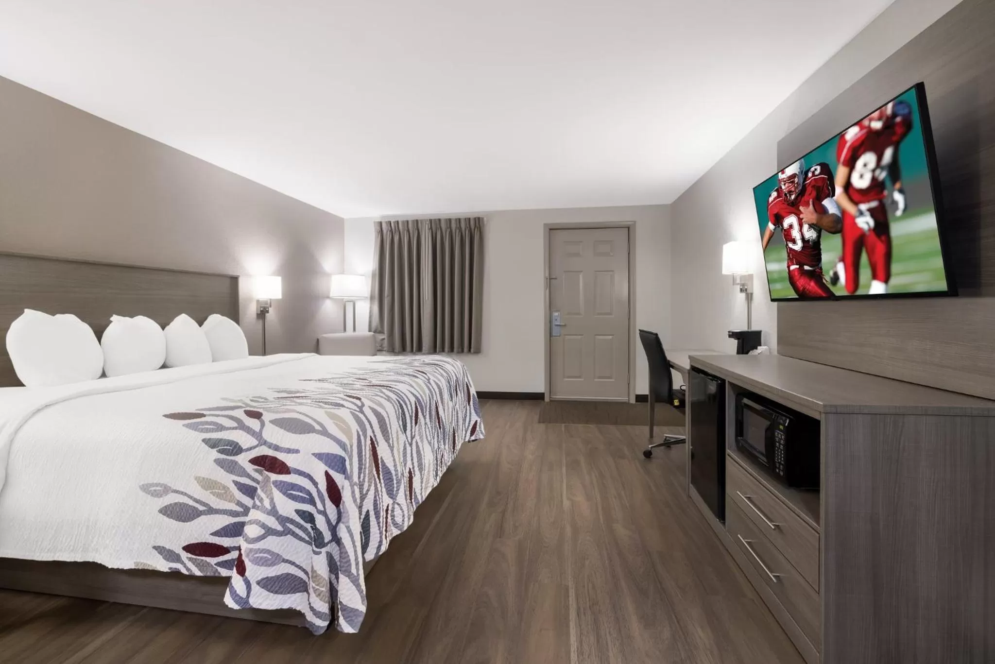 Bedroom, Bed in Red Roof Inn Weedsport