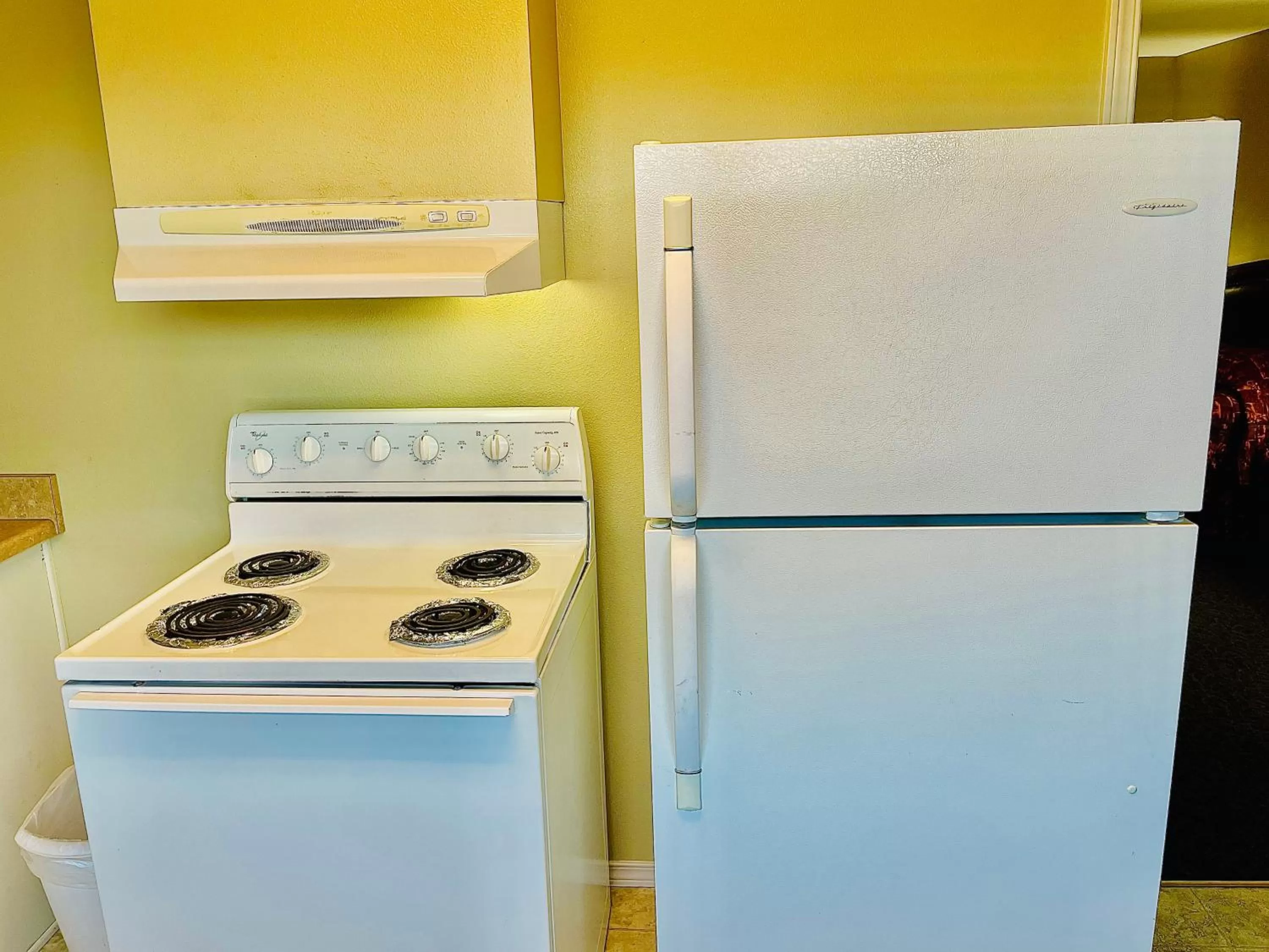 Kitchen or kitchenette in Sage N Sand Motel