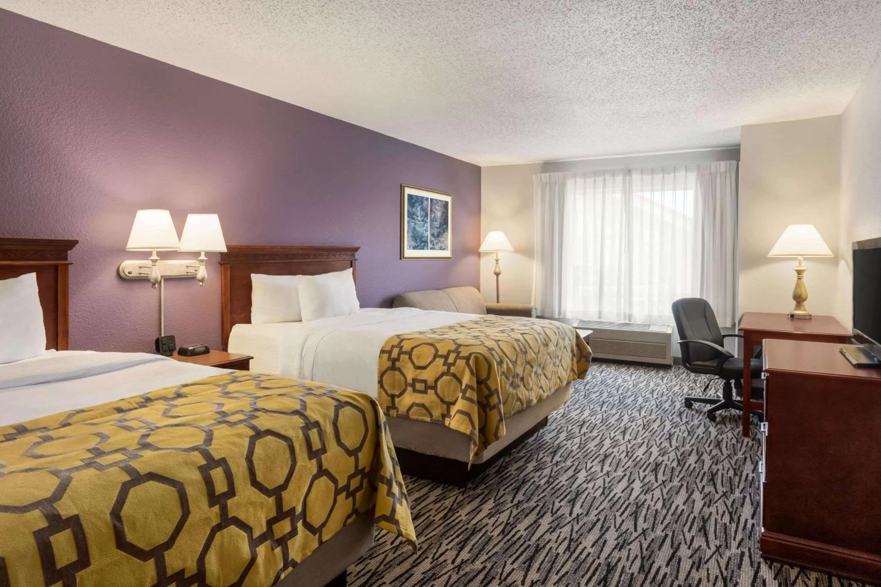 Photo of the whole room, Bed in Baymont by Wyndham Springfield I-44