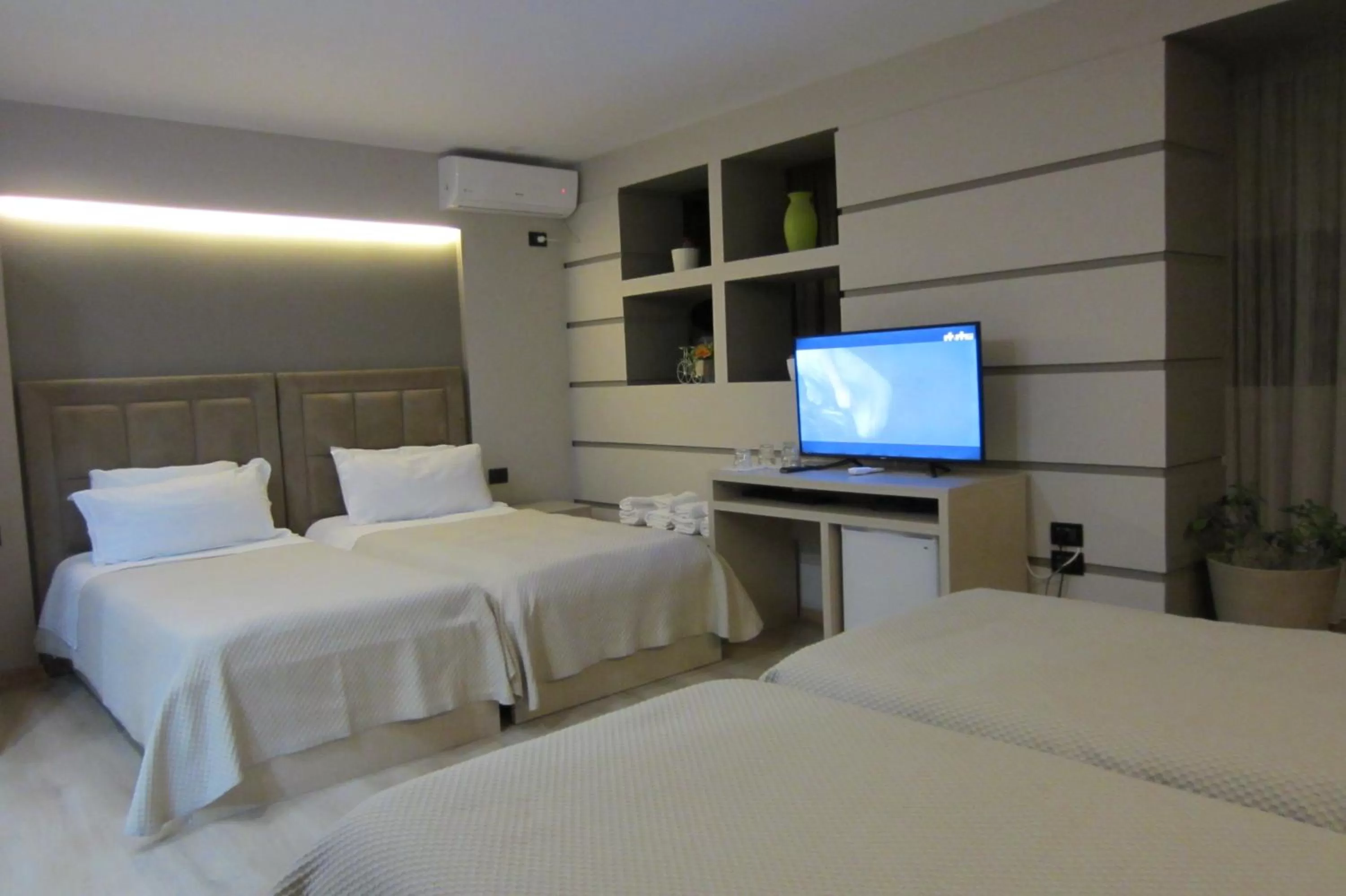 Bedroom, Bed in Freddy's Hotel