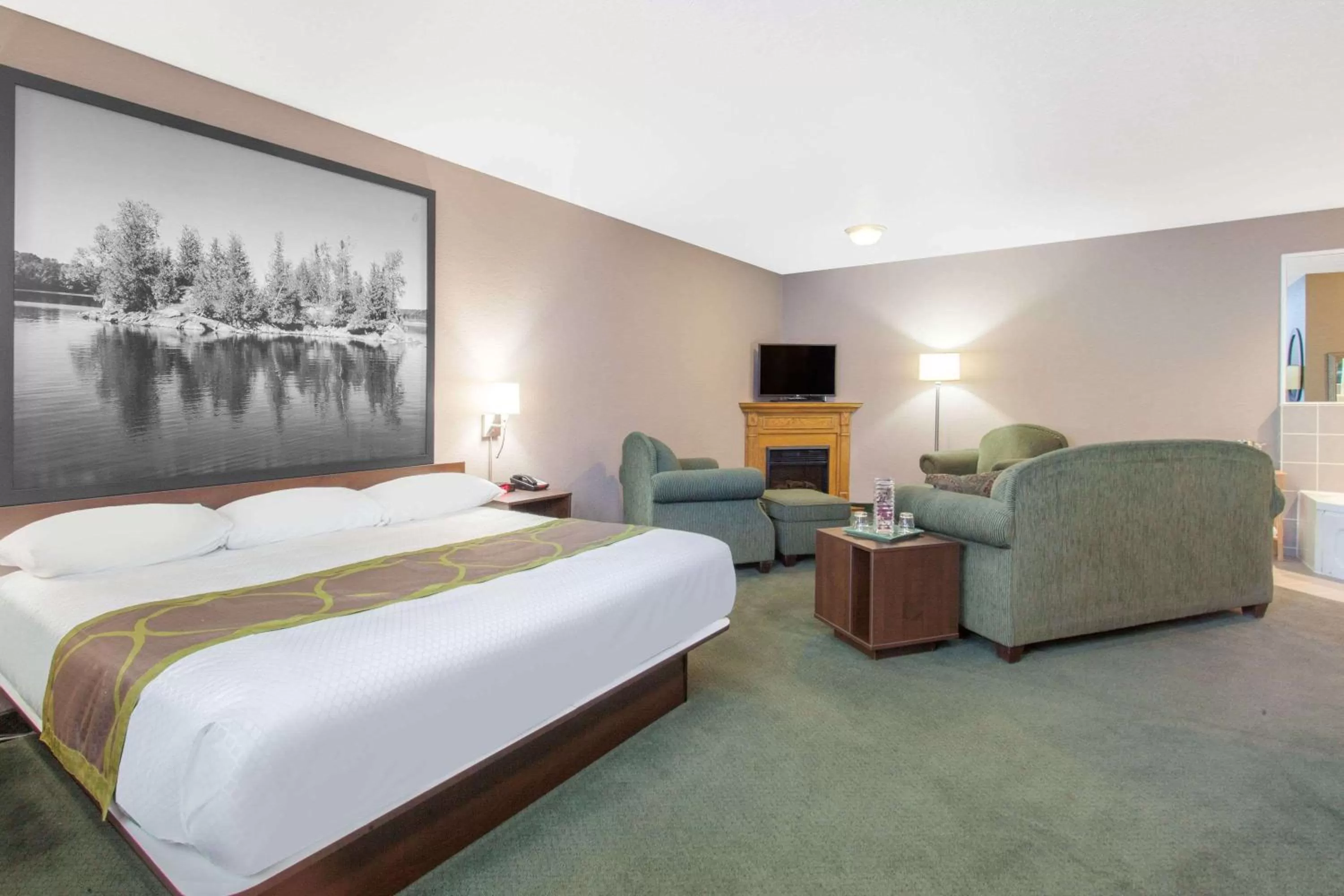 Photo of the whole room, Bed in Super 8 by Wyndham Kenora