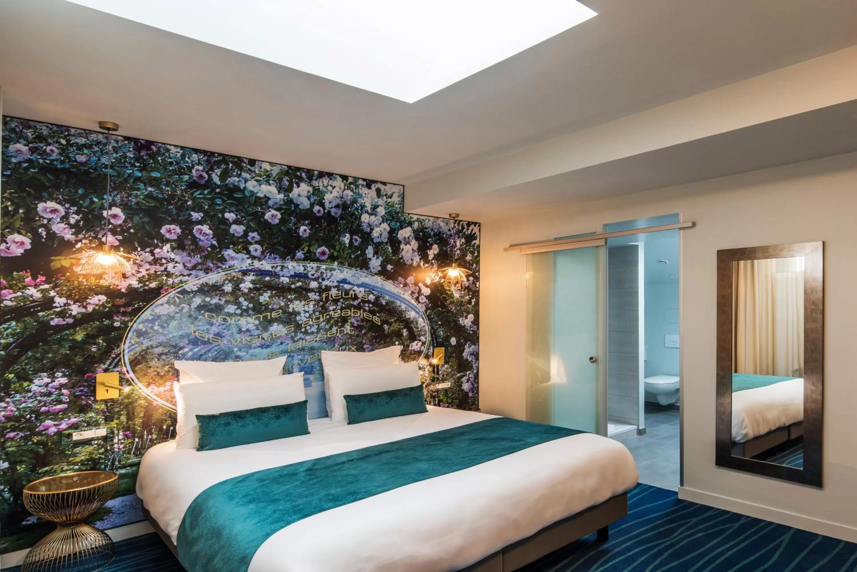 Bed in Hôtel Mercure Paris Suresnes Longchamp