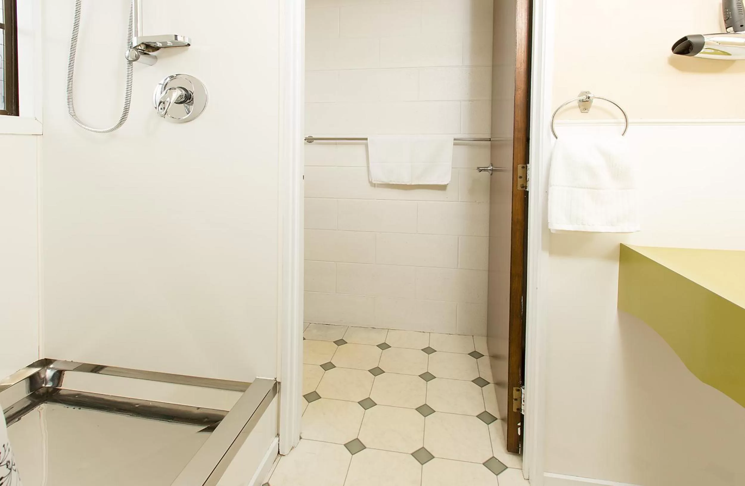 Bathroom in Stonehaven Motel