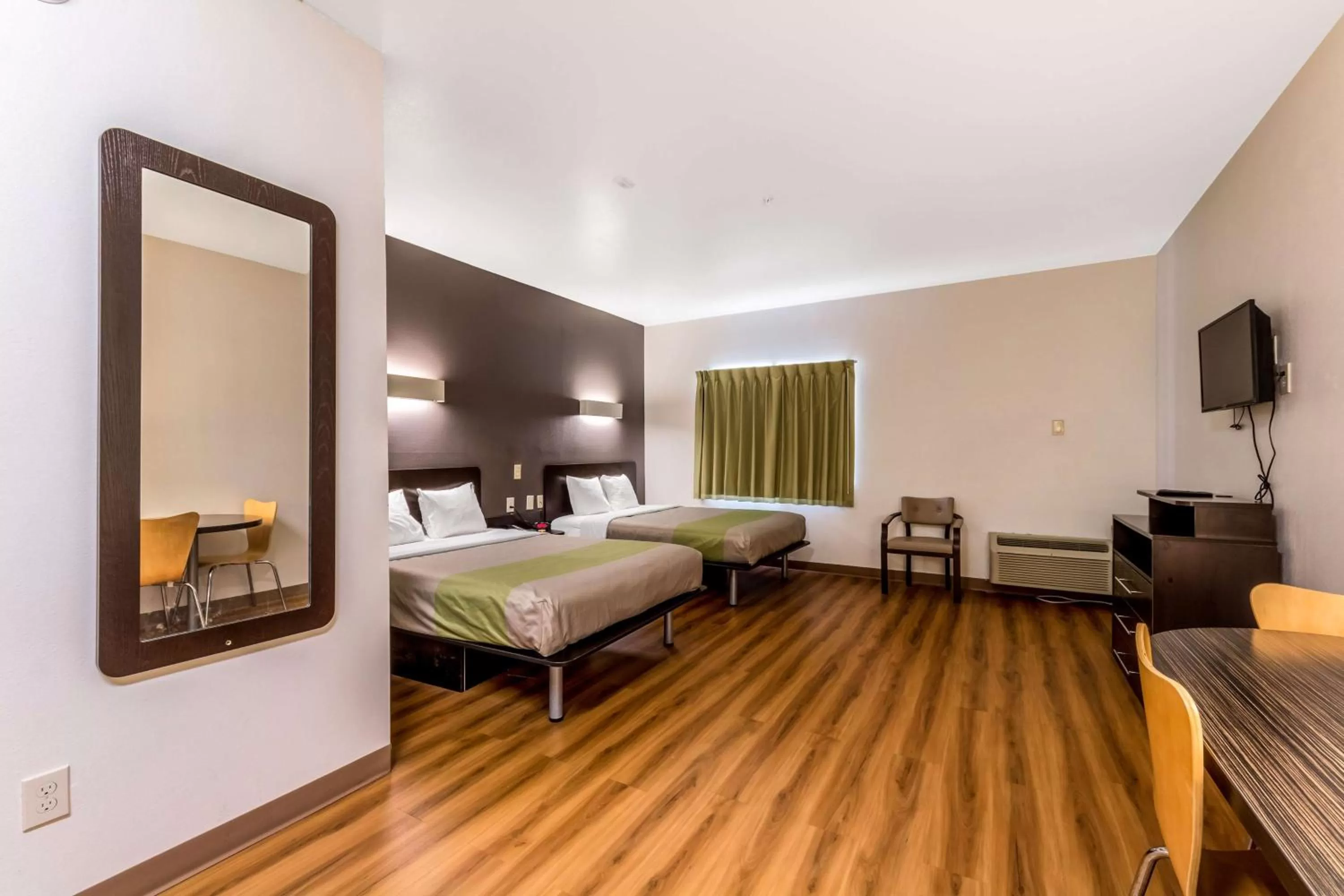 Photo of the whole room, Bed in Super 8 by Wyndham Kenedy