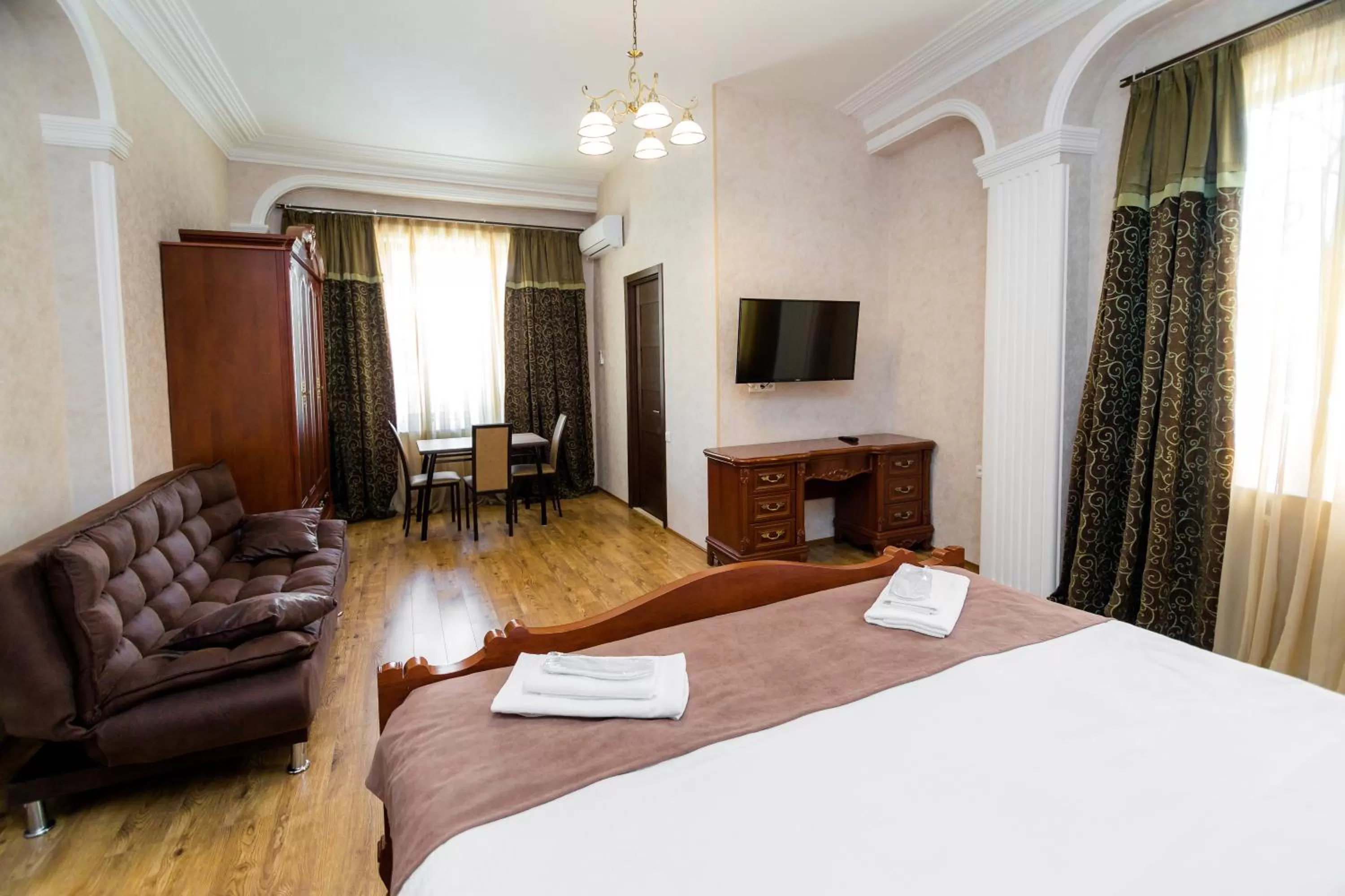 Photo of the whole room, TV/Entertainment Center in Elia Palace Hotel