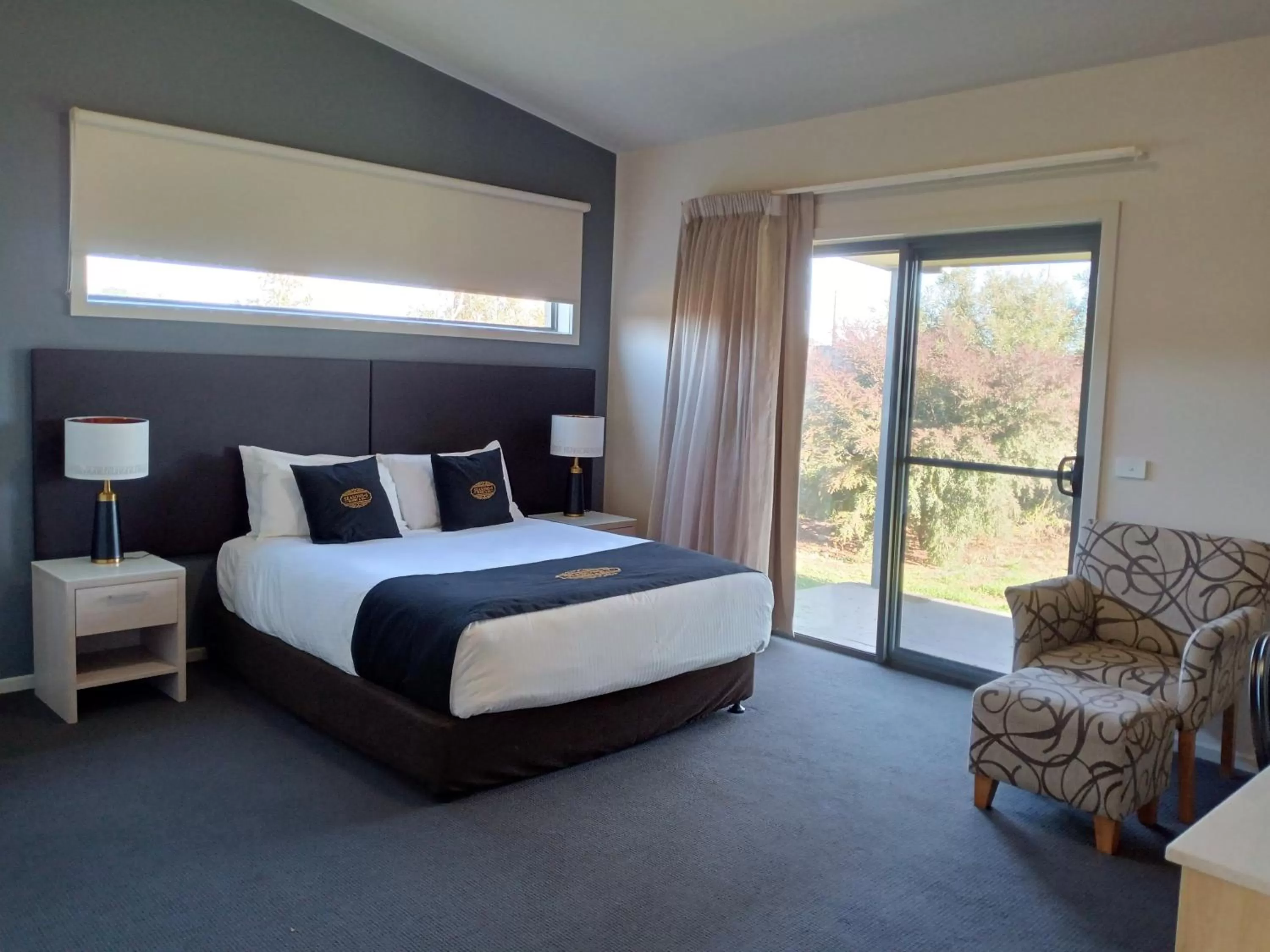 Garden view, Bed in Quality Hotel Point Cook