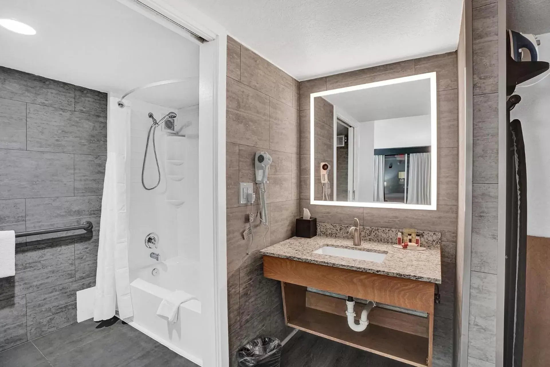 King Room - Disability Access - Non-Smoking in The Harrison Downtown Hollywood King Room - Disability Access - Non-Smoking in The Harrison Downtown Hollywood