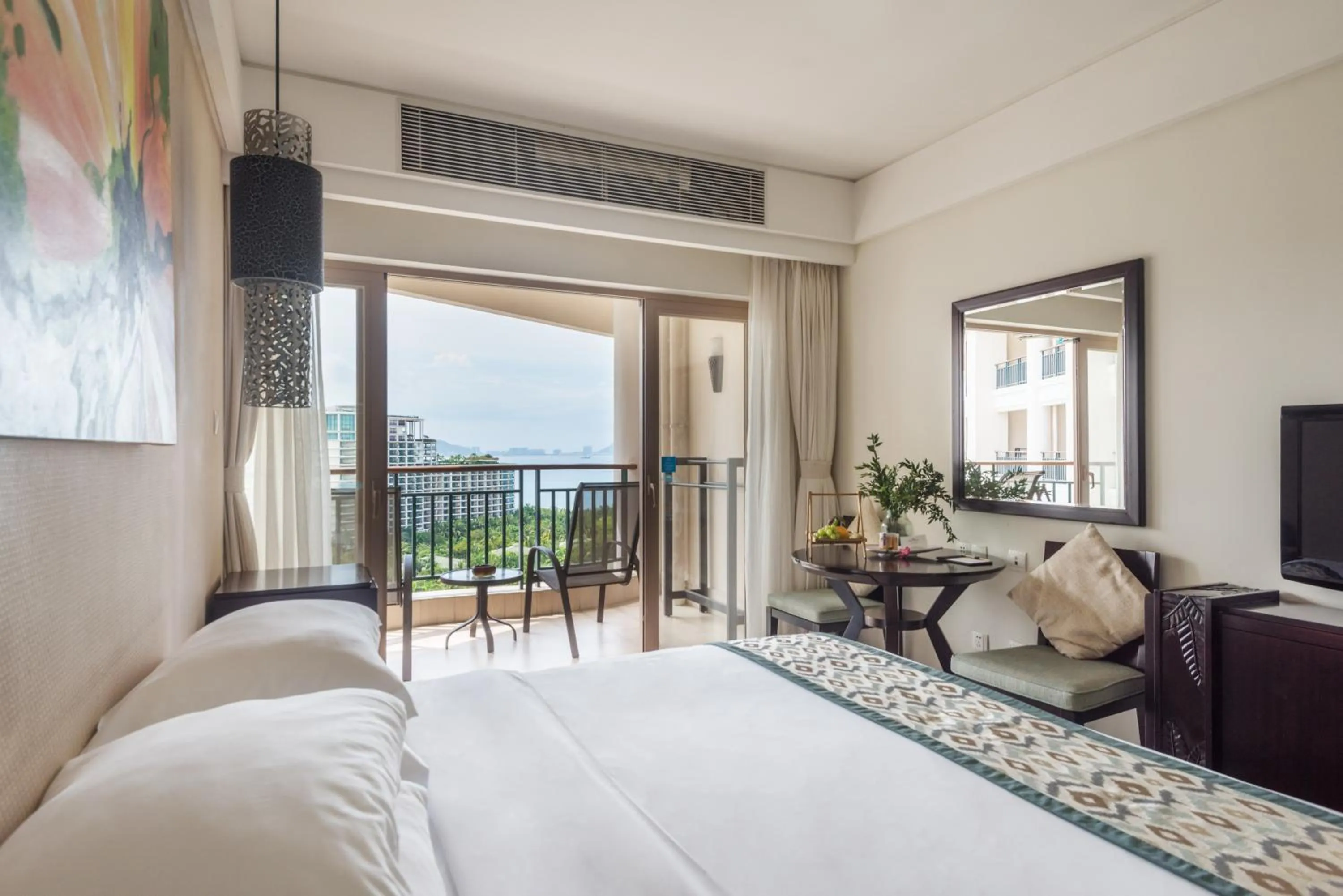 Balcony/Terrace, Bed in Howard Johnson Resort Sanya Bay
