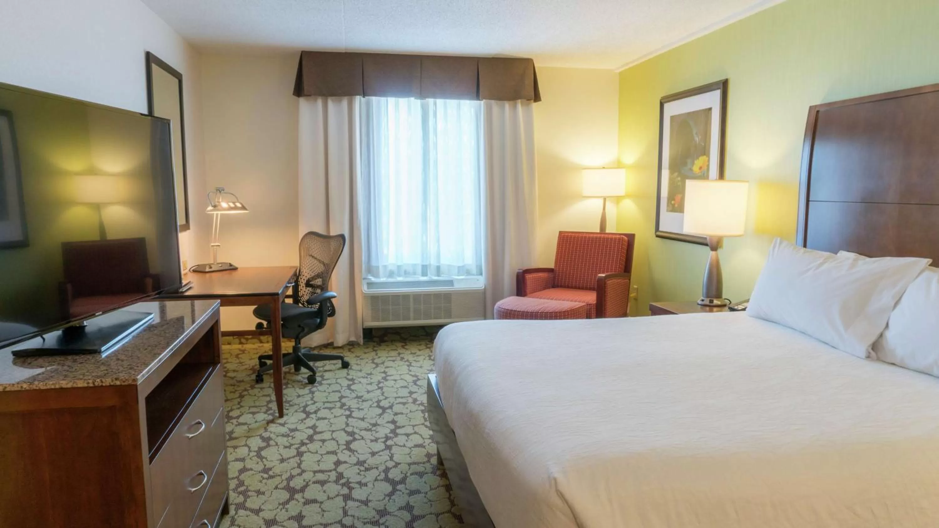 Bedroom, Bed in Hilton Garden Inn Plymouth