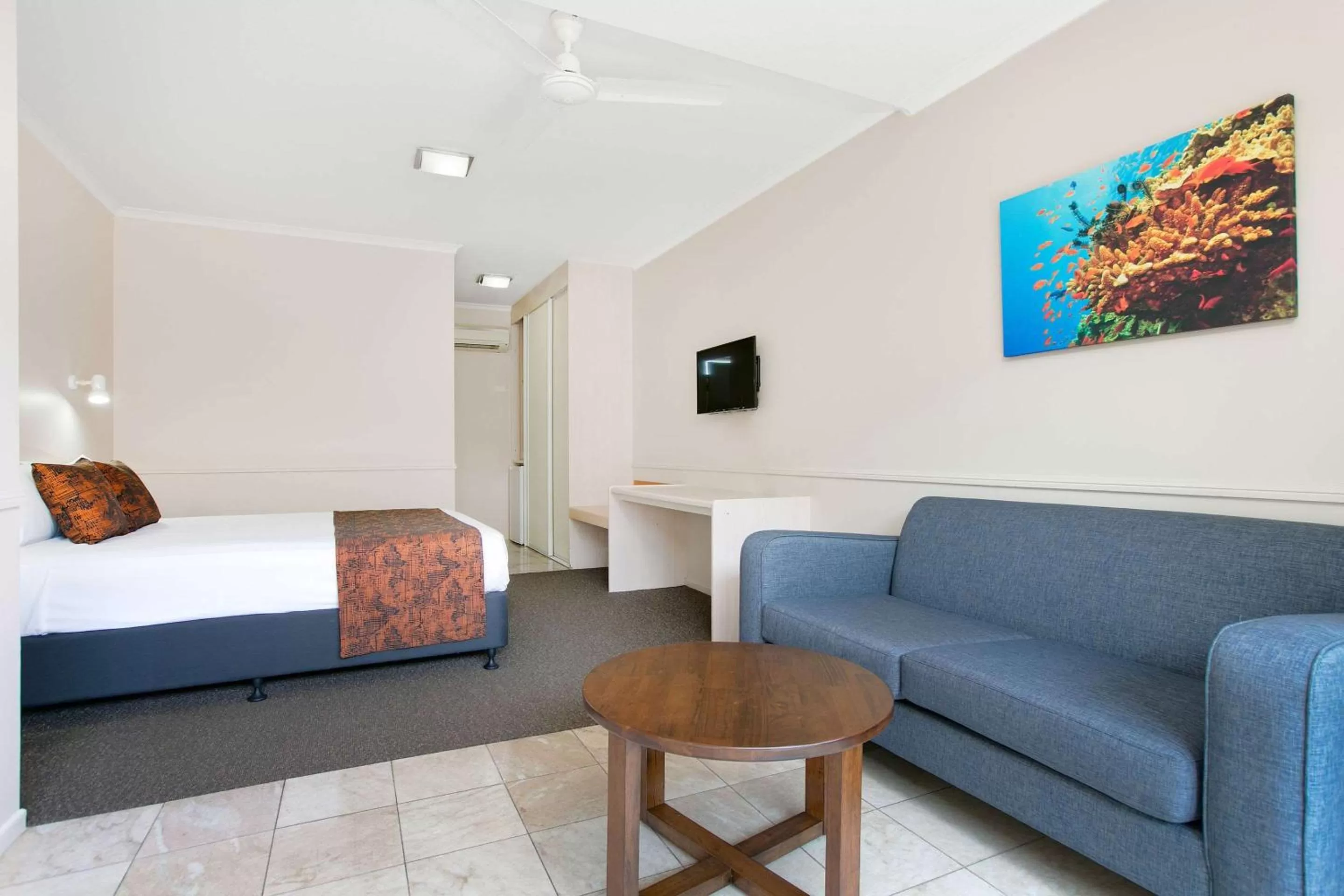 Photo of the whole room, Bed in Comfort Inn Cairns City