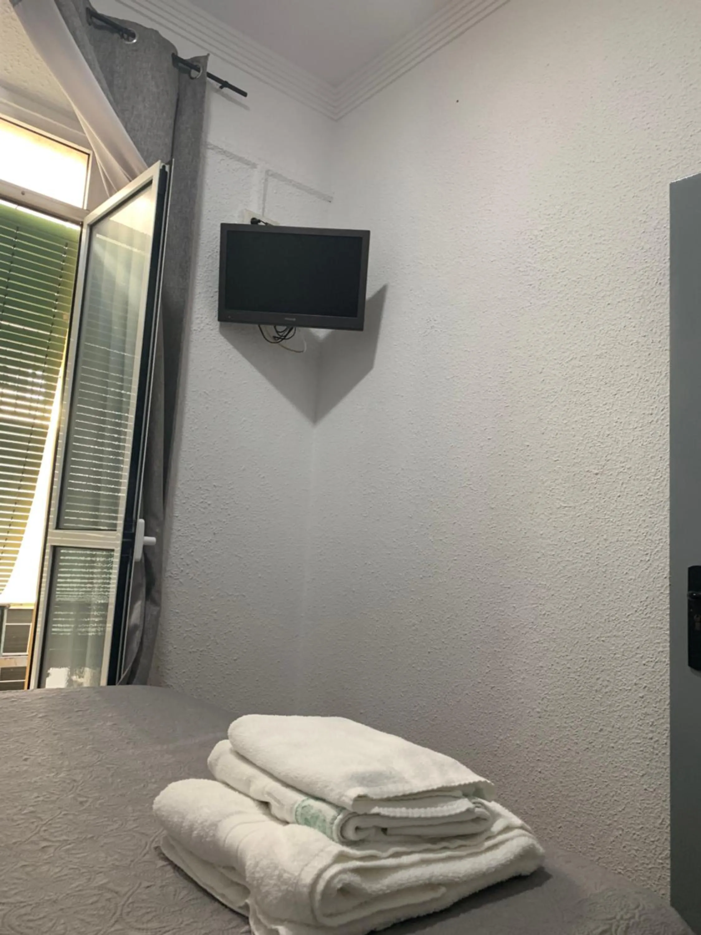 Bedroom, Bed in Hostal Alcobia