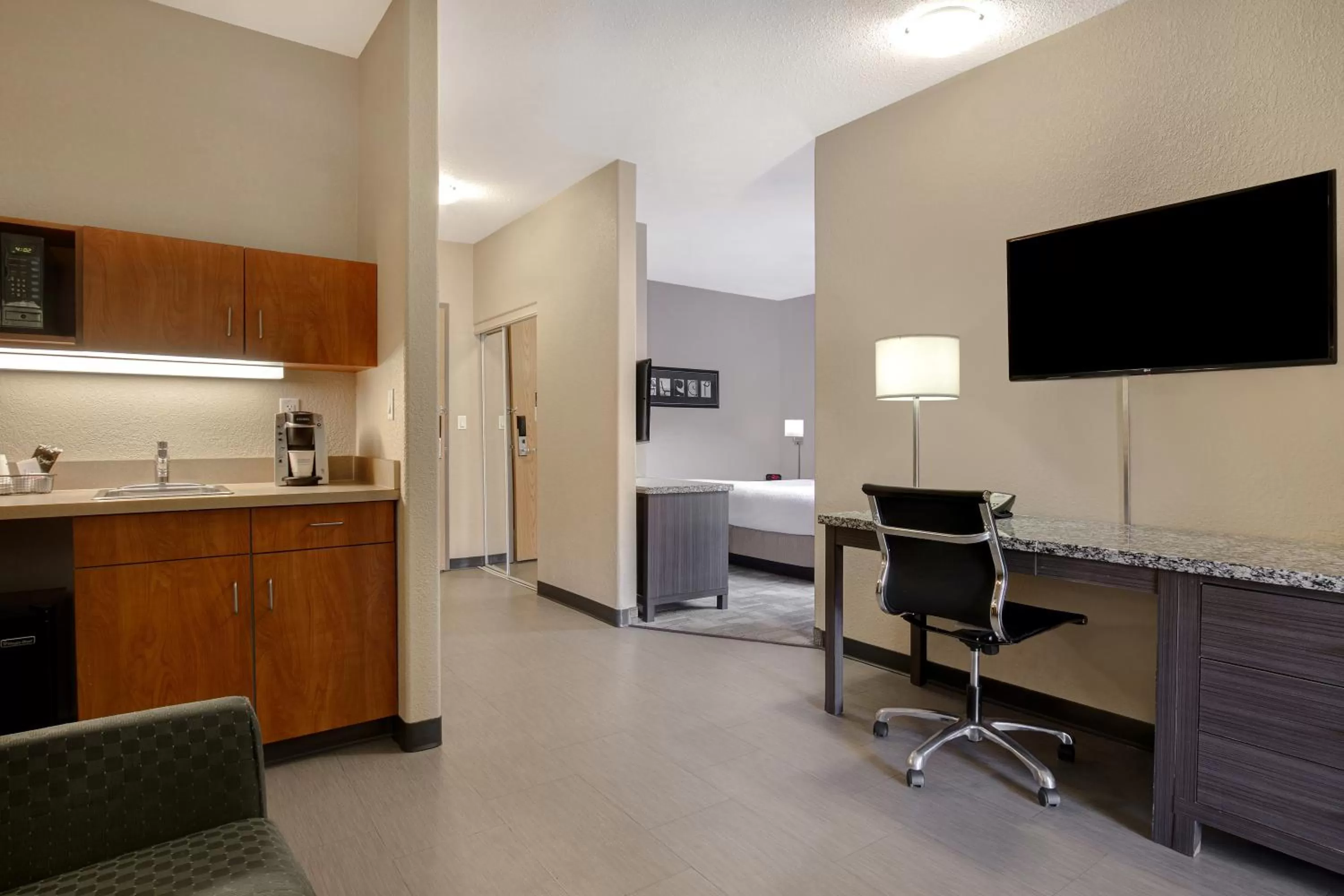 TV and multimedia in Days Inn by Wyndham Medicine Hat
