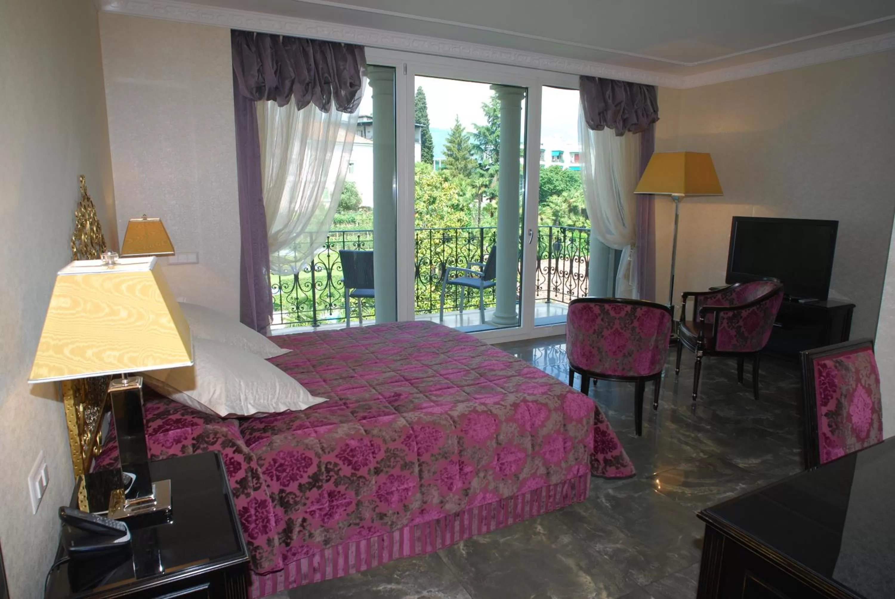 Balcony/Terrace, Bed in Continental Parkhotel