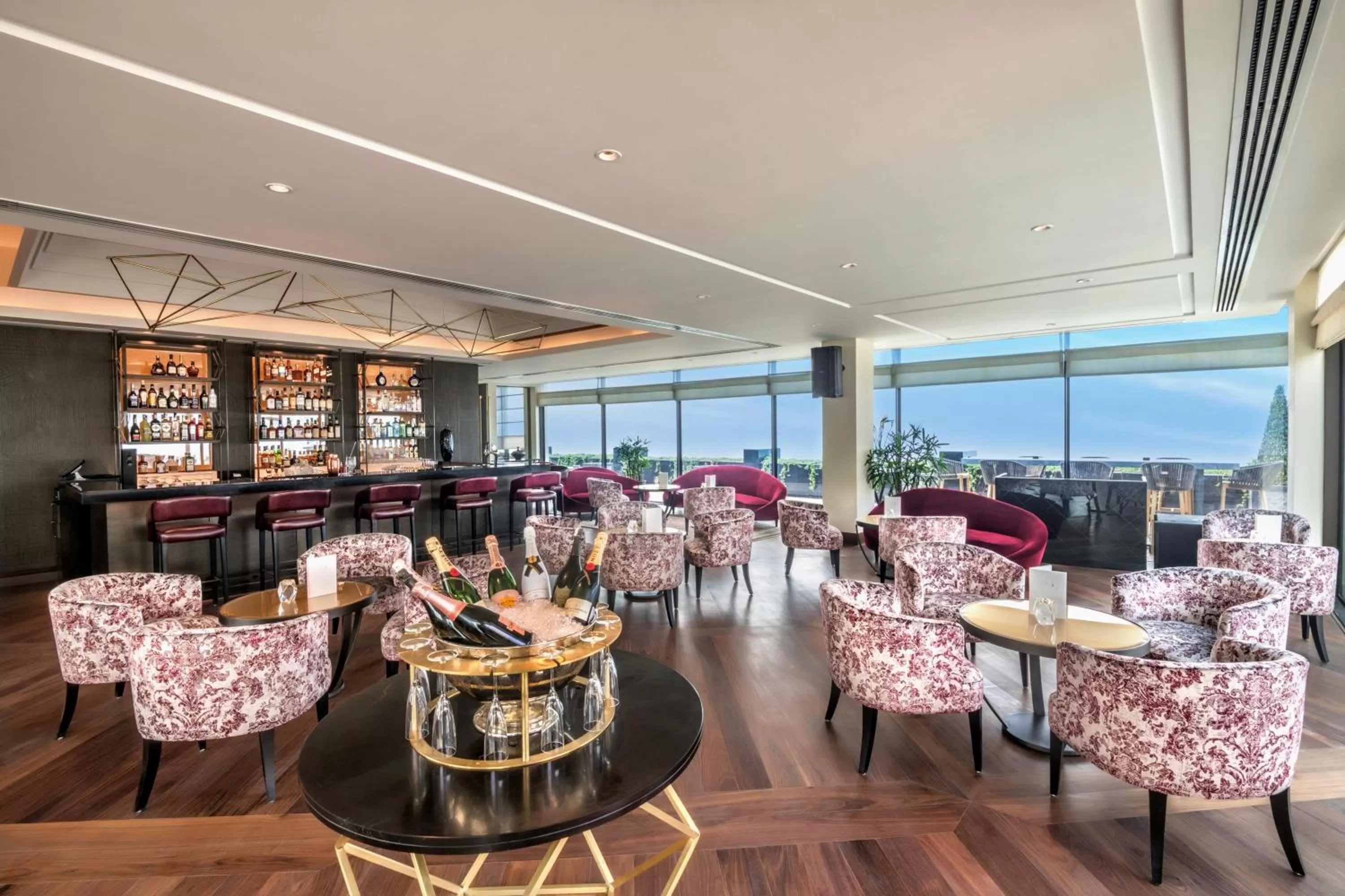 Lounge or bar in The Oberoi New Delhi