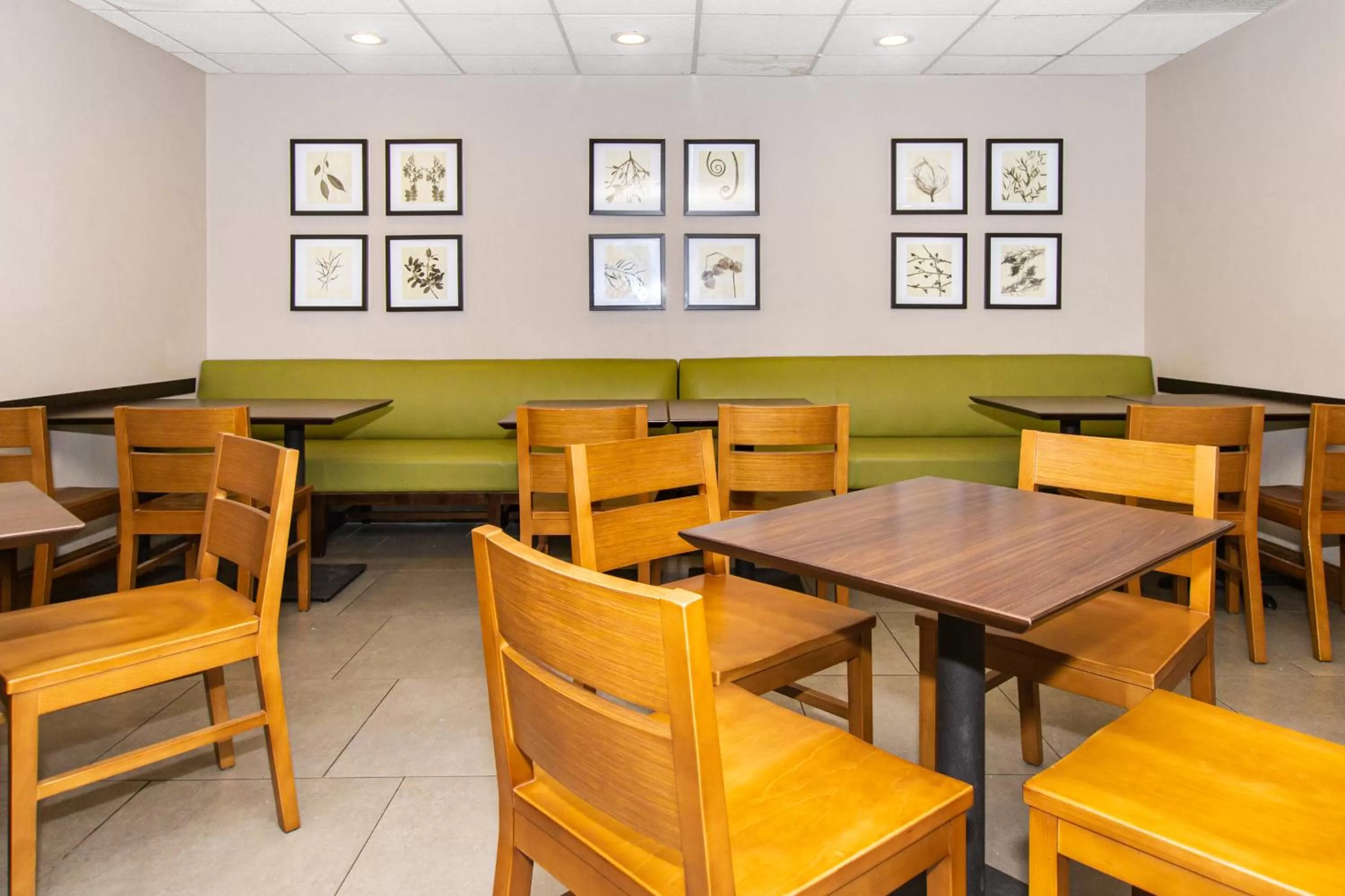 Breakfast in Country Inn & Suites by Radisson, Rapid City, SD