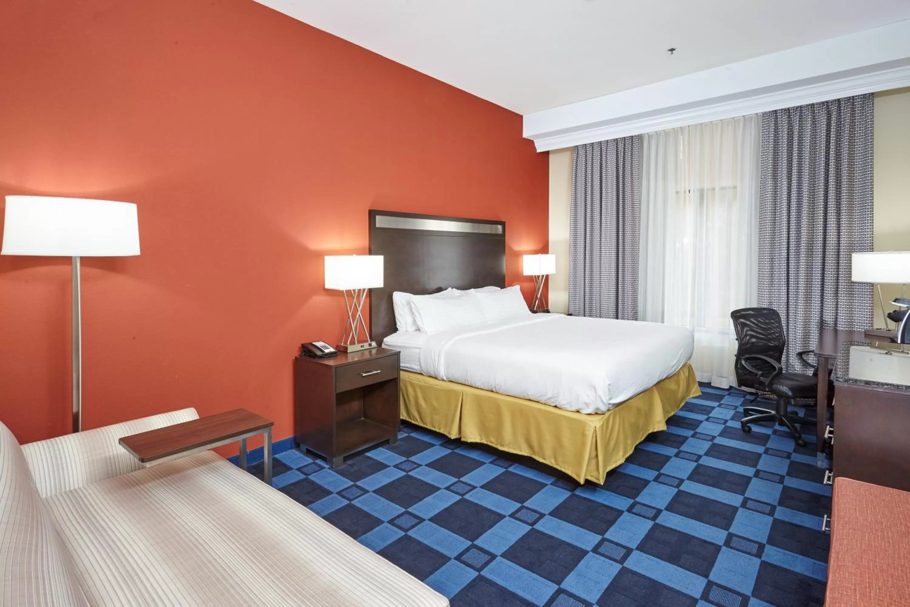 Photo of the whole room, Bed in Holiday Inn Express and Suites Columbia University Area by IHG