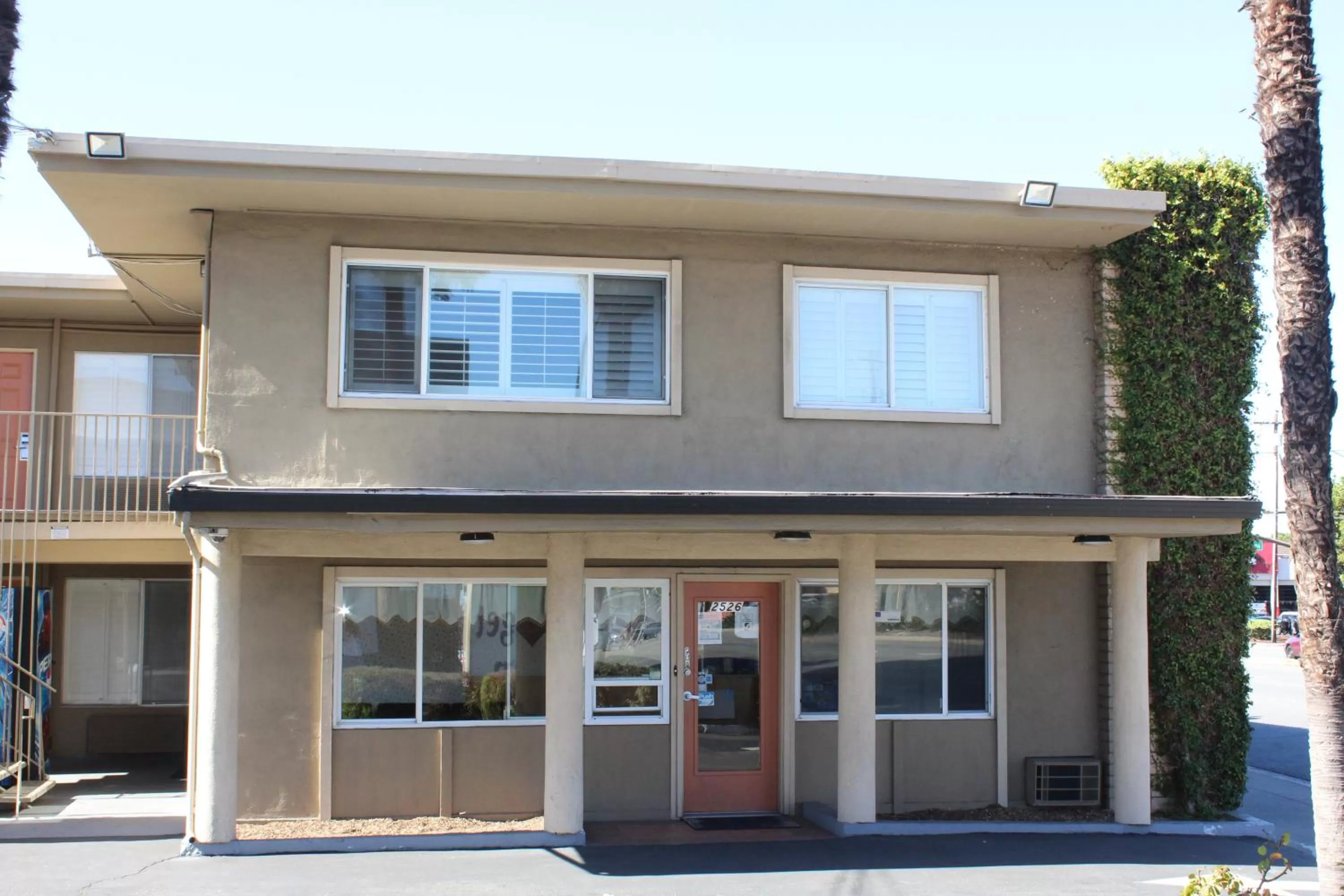 Property building in Budget Inn Redwood City