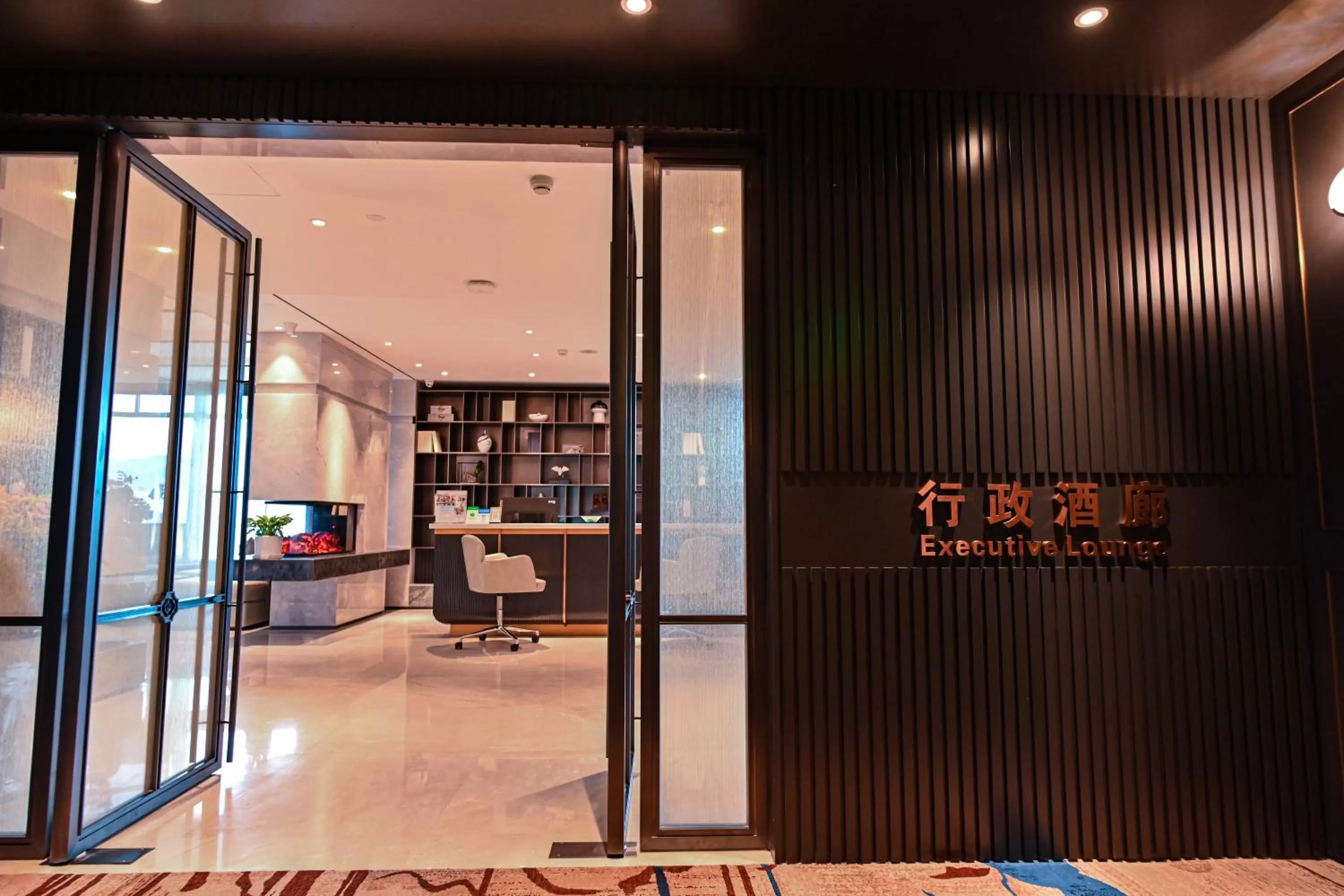 Business facilities in Wyndham Qingdao l Free Fixed-Time Shuttle Service Between Hotel and Airport & North Railway Station l Outdoor Children's Amusement Park l 1-Hour Play Snooker or Table Tennis