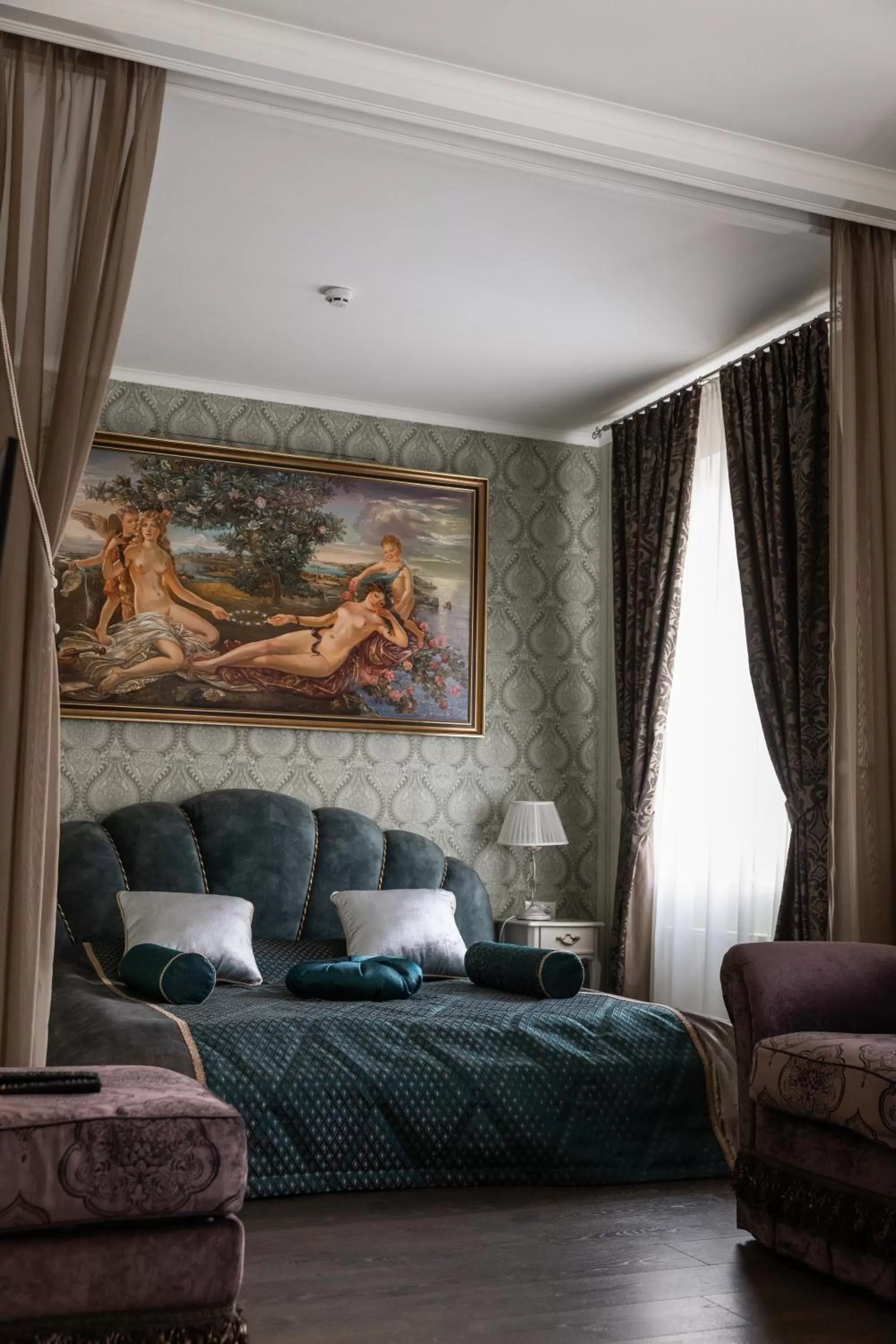 Photo of the whole room, Bed in Hotel "Mandarin Clubhouse"