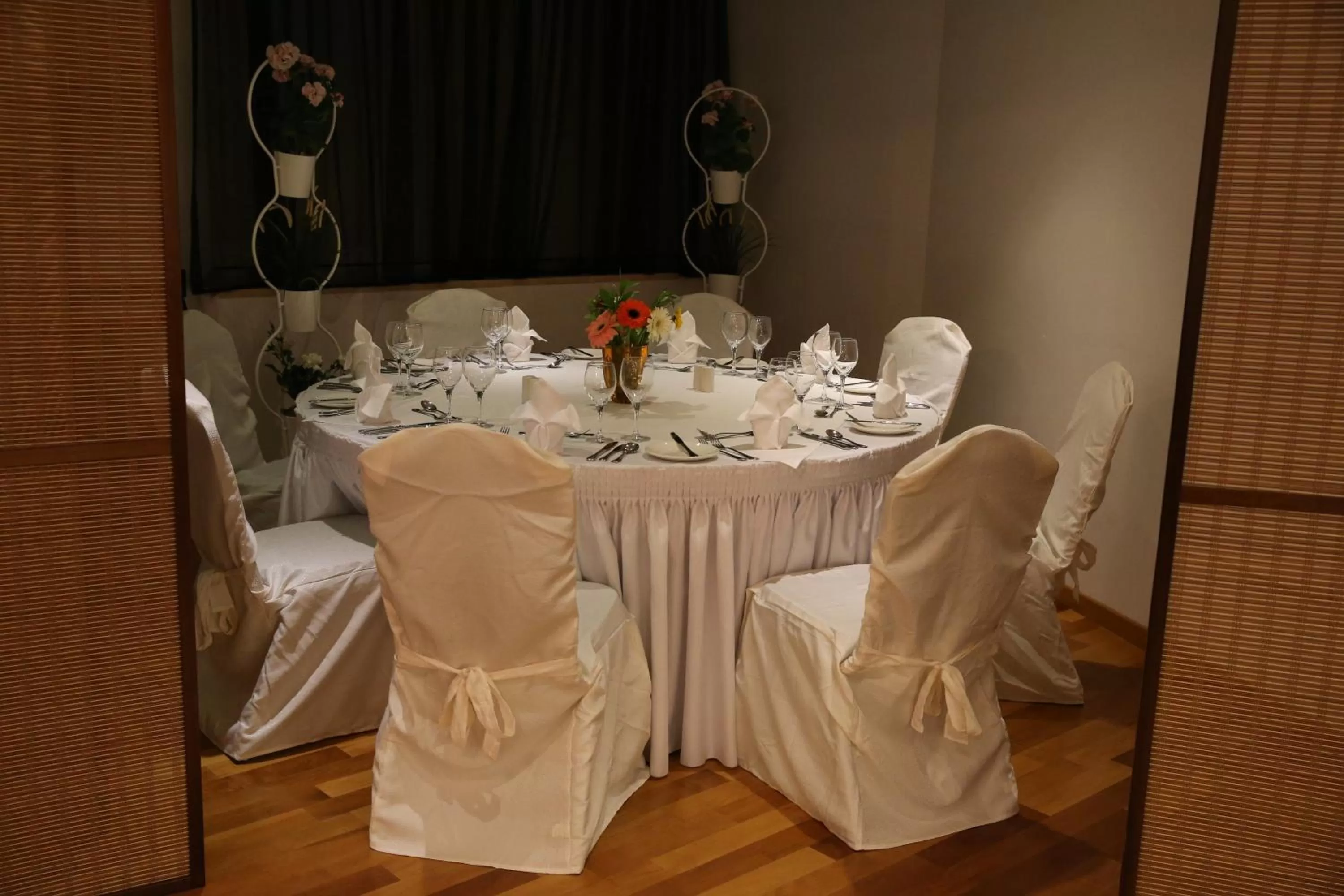 Restaurant/places to eat in Altius Boutique Hotel